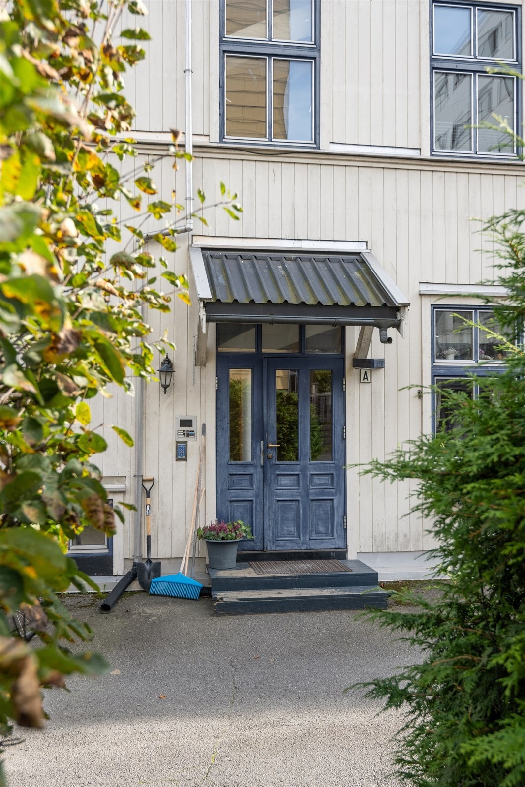 Felles inngang med trappeadkomst opp til boligen beliggende i 2. etasje. Galleribilde