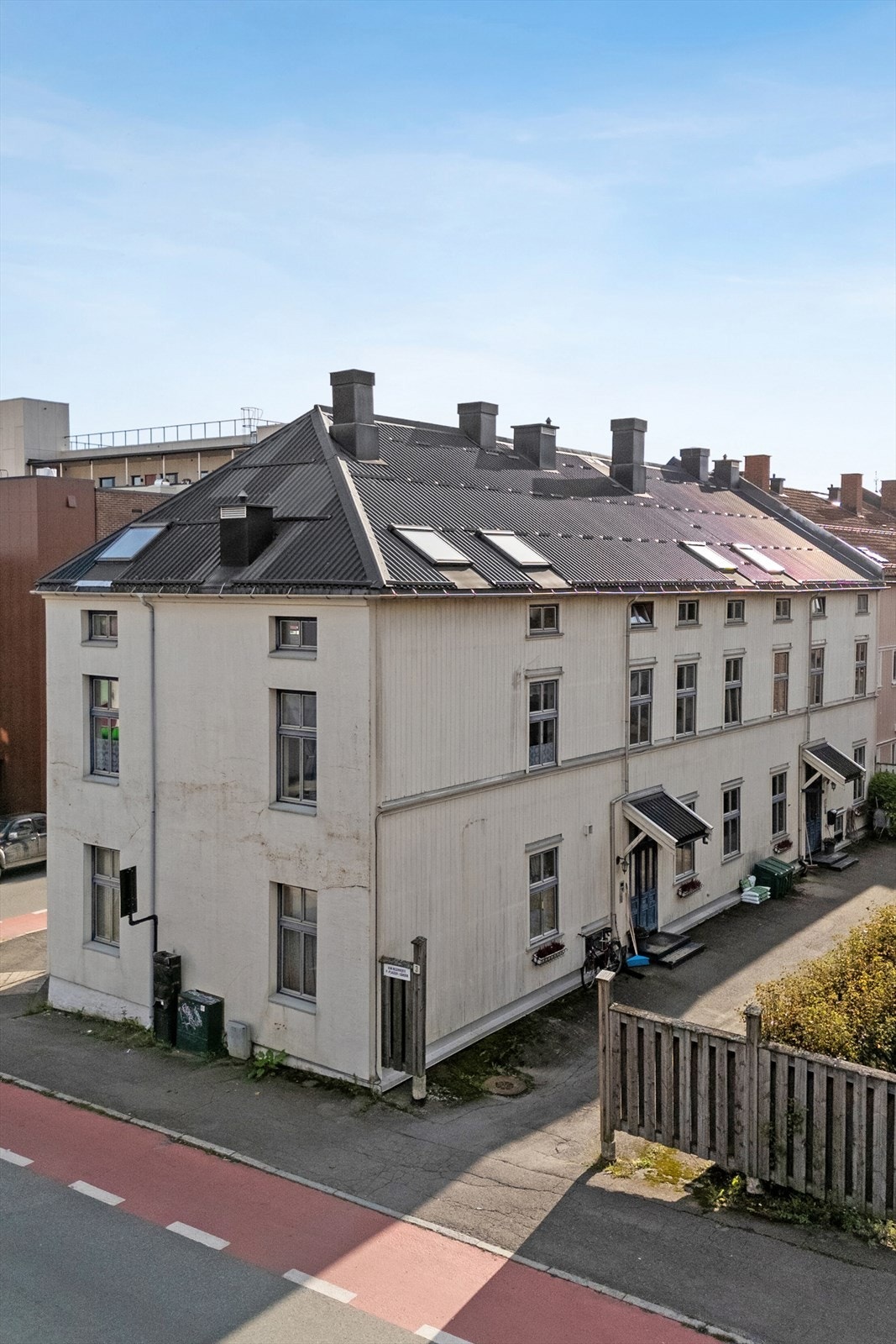Leiligheten har en svært attraktiv og sentral beliggenhet - rett ved CC Stadion, Høgskolen og Hamar sentrum. Dagligvarebutikk ligger i umiddelbar nærhet, så her har du alt du trenger rett utenfor døren. Galleribilde