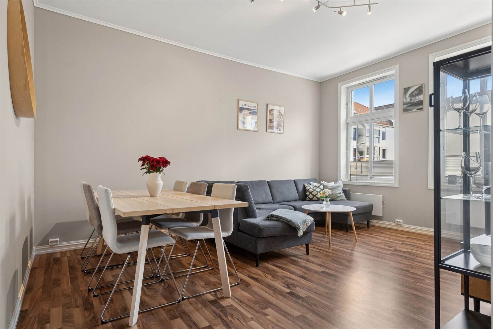 Lys og luftig stue. Galleribilde