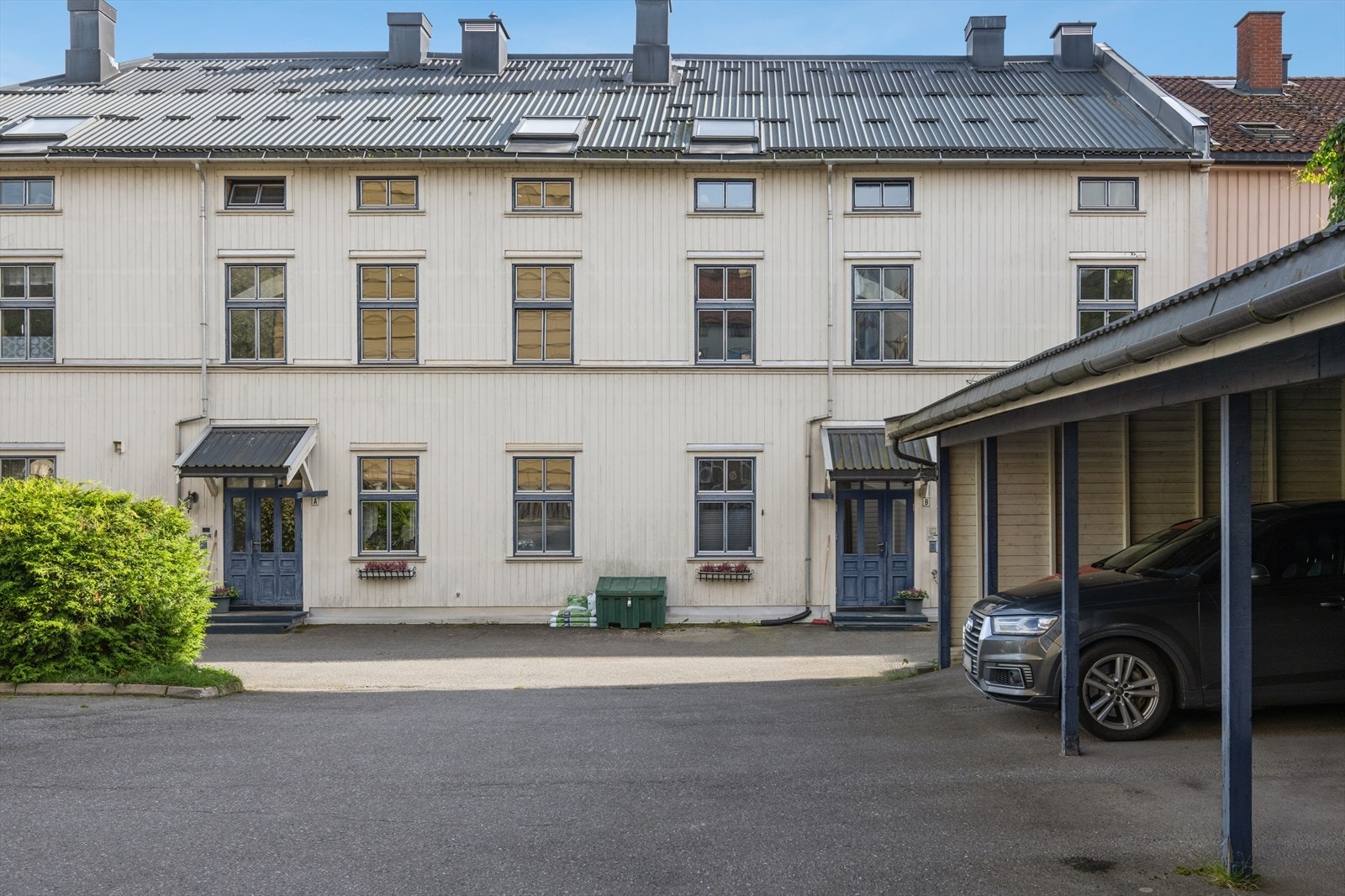 Felles bakgård med carportanlegg. Plasser i carport tildeles etter ventelisteprinsippet. Borettslaget har totalt 10 private p-plasser, som leies ut til andelseiere i henhold til enhver tid gjeldende satser. Hver andelseier har rett på én tildelt p-plass. Galleribilde
