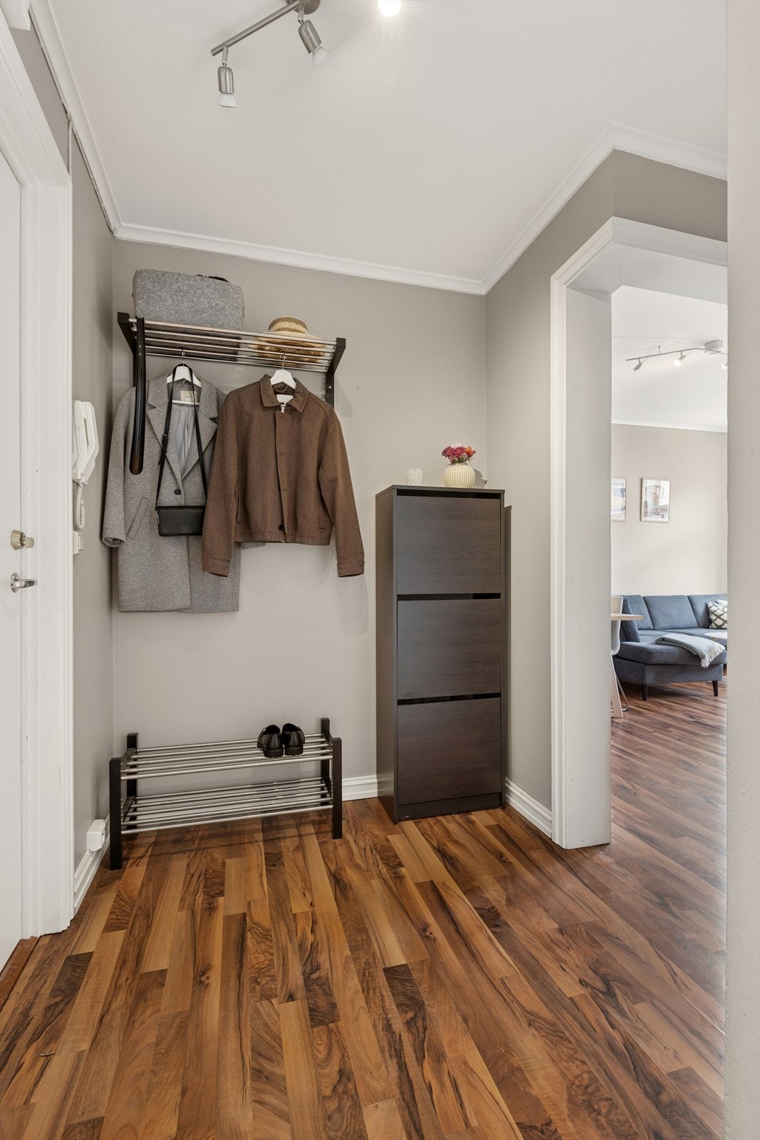 I rommet er det er montert porttelefon som gir økt trygghet og god kontroll over besøkende. Galleribilde