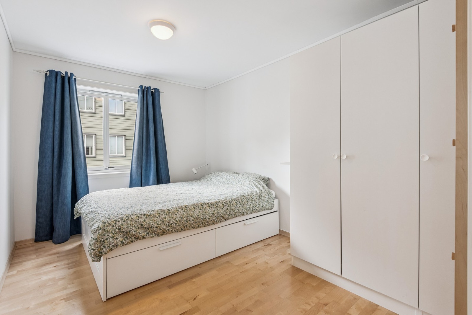 Soverom på ca. 10 kvm med garderobeløsning. Galleribilde