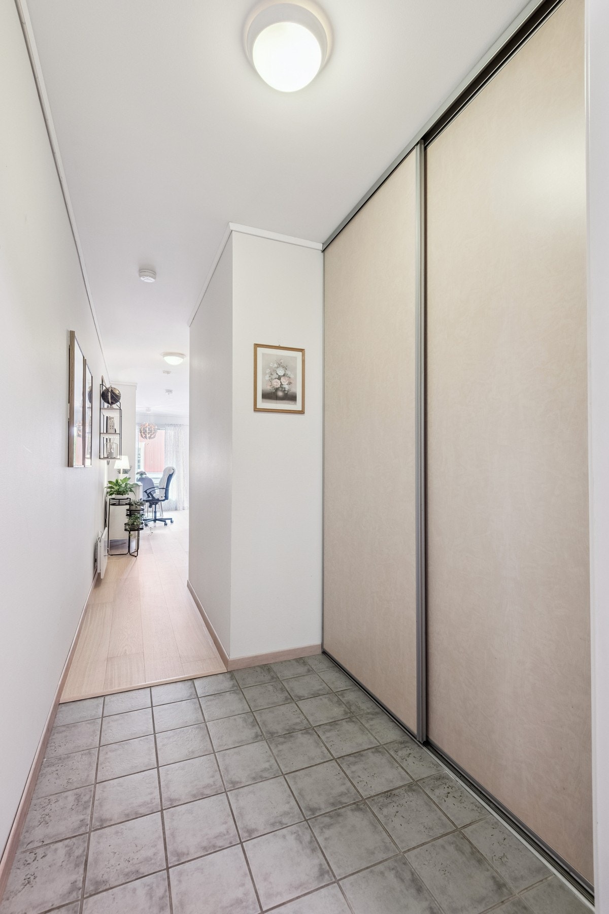 Entre med praktisk skyvedørsgarderobe. Galleribilde