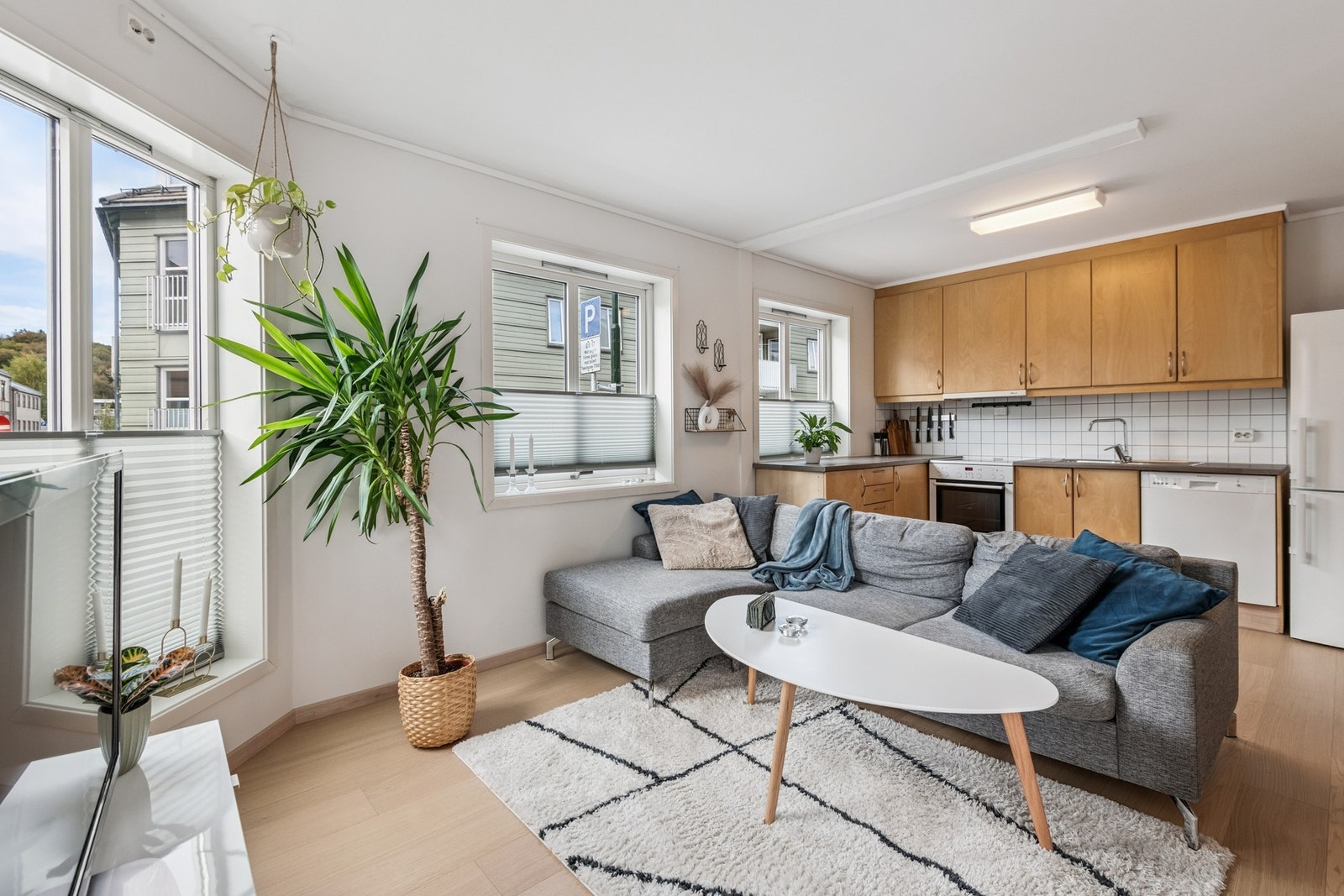 Lys stue med god plass til både sofa og spisebord. Galleribilde