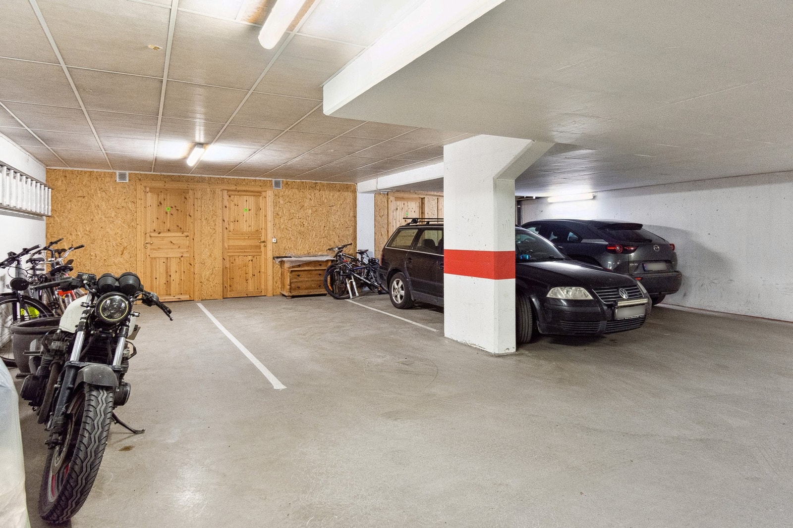 Andelen disponerer en fast plass i parkeringskjeller. I tillegg er det en bod i tilknytning til parkeringsplassen. Galleribilde