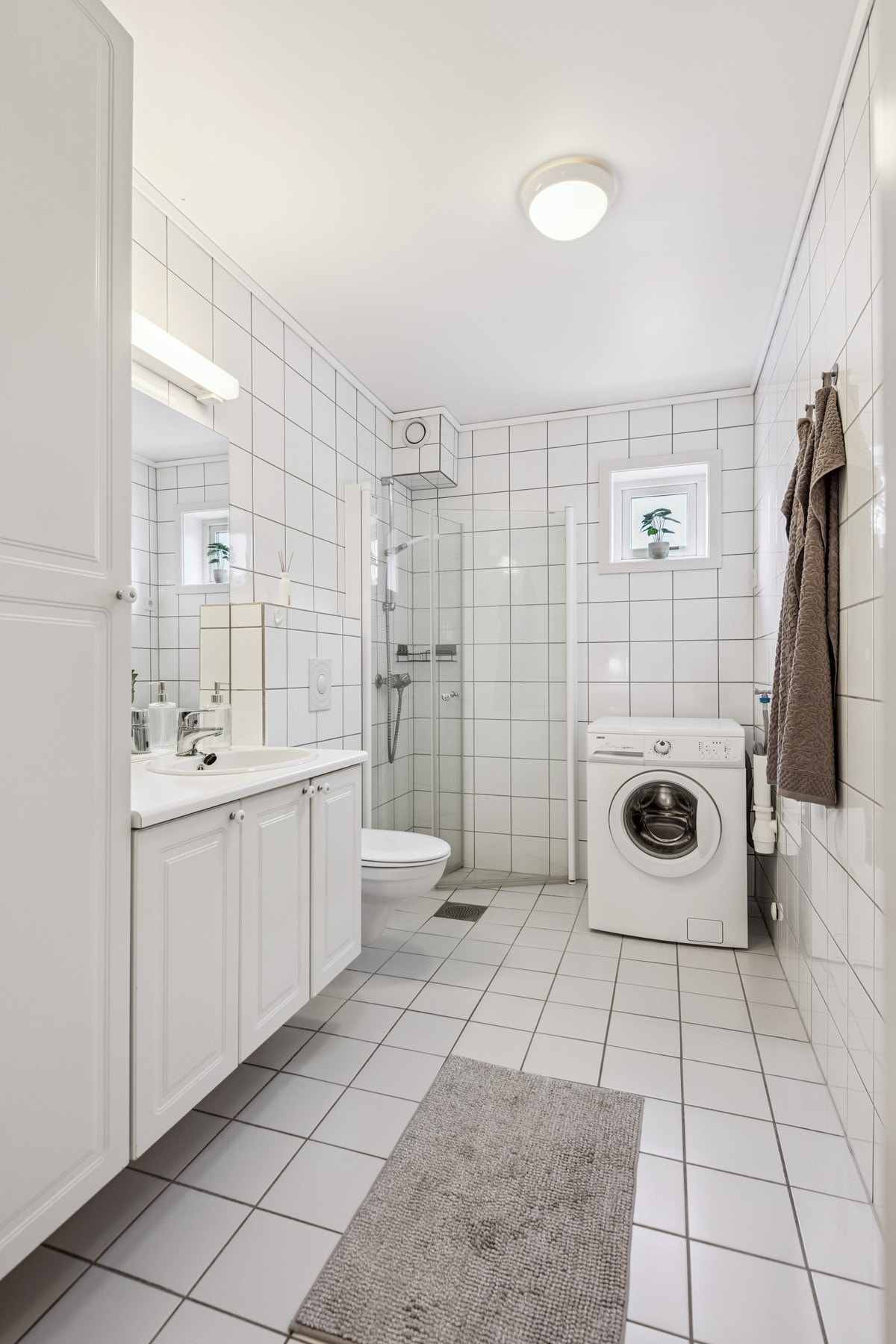 Det er opplegg for vaskemaskin på badet. Galleribilde