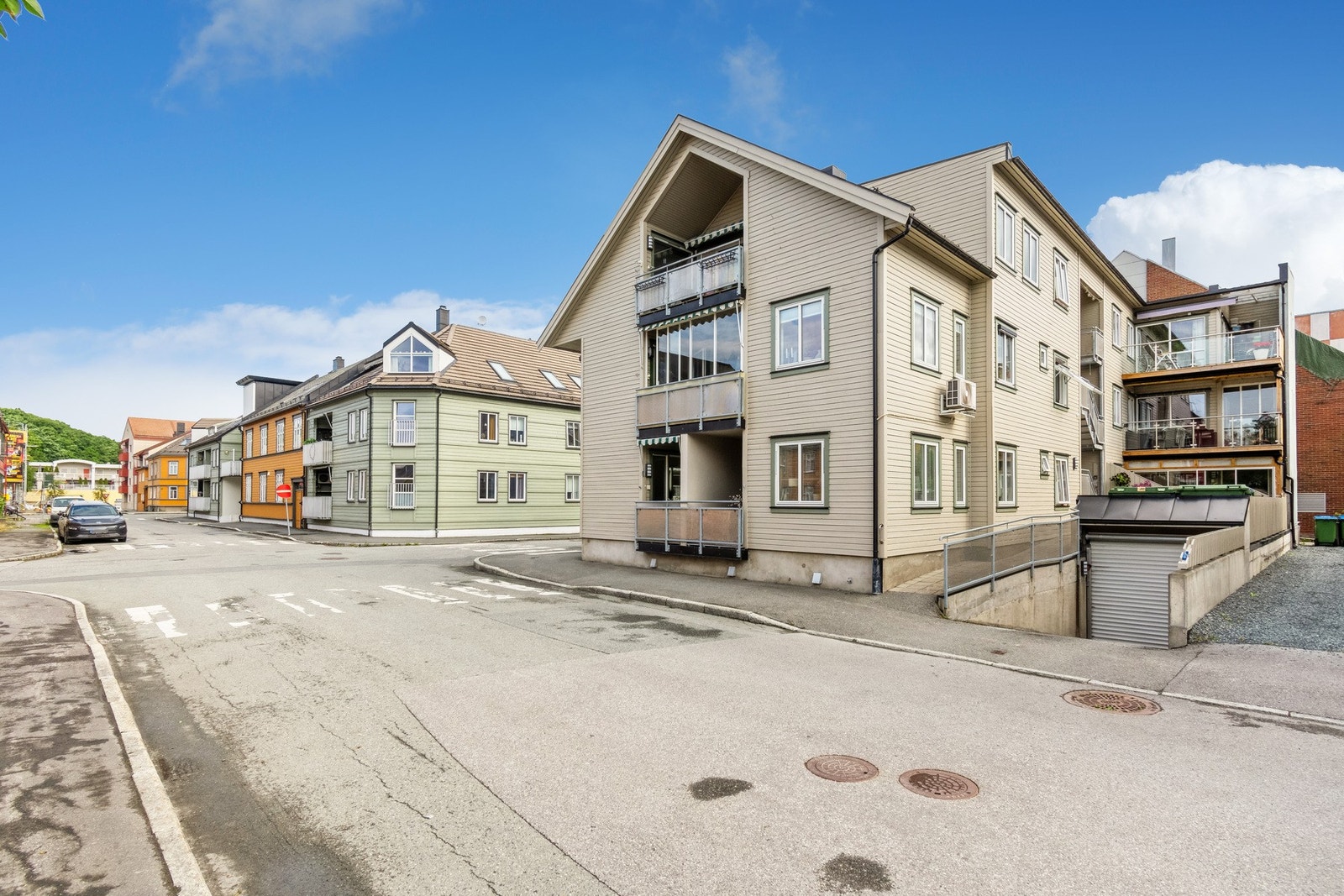 Parkering og bod i kjeller. Det er heistilgang fra parkeringskjeller til leiligheten. Galleribilde