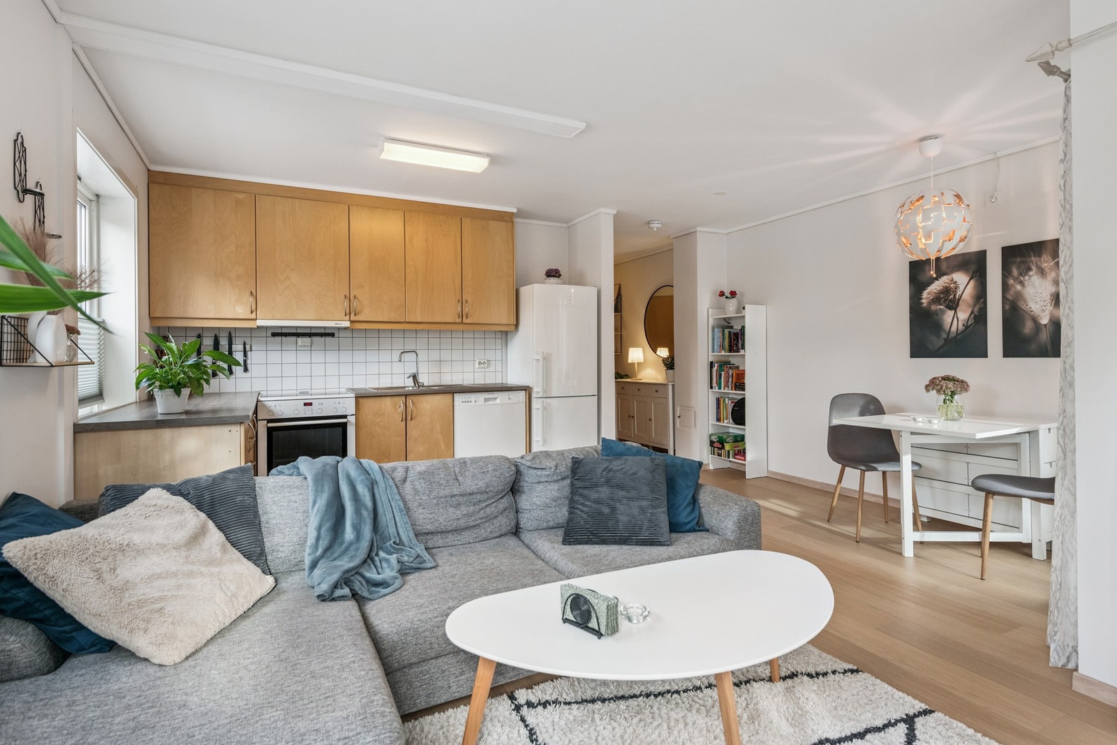 Romslig kjøkken med mye skap- og benkeplass. Galleribilde