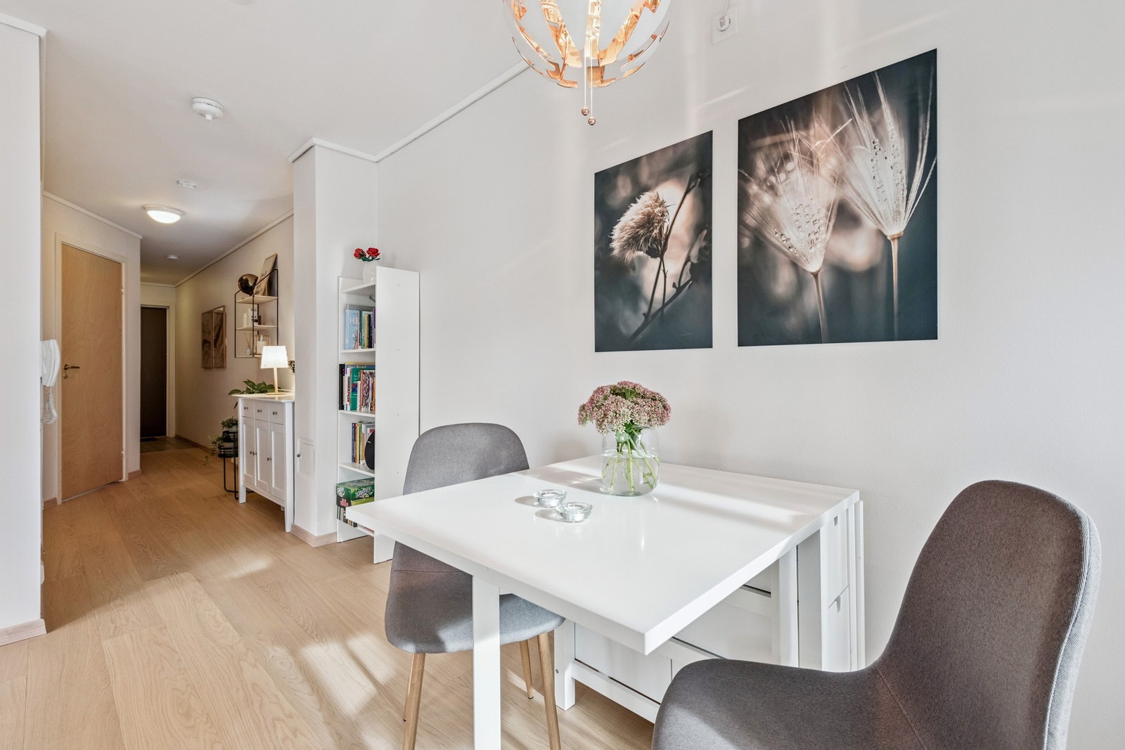 Elektrisk oppvarming i leiligheten. Det er en elementpipe i gang/stue. Galleribilde