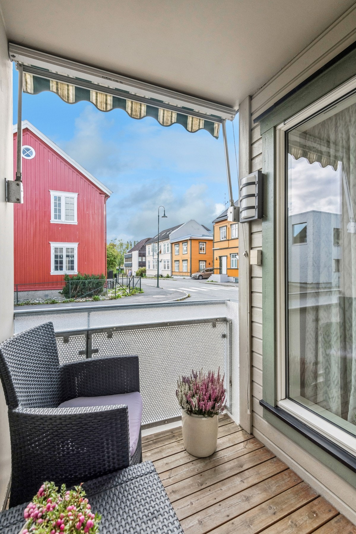 Utgang til balkong fra stuen - perfekt for morgenkaffen. Galleribilde