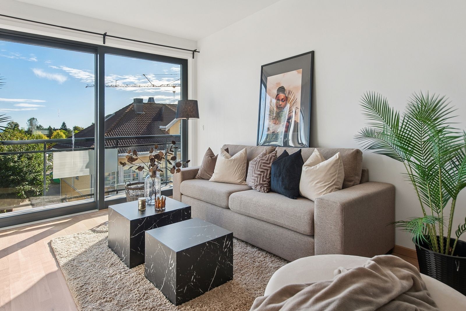 Leiligheten er moderne med store vindusflater som slipper inn mye naturlig lys. Balkong med adkomst fra stuen. Galleribilde