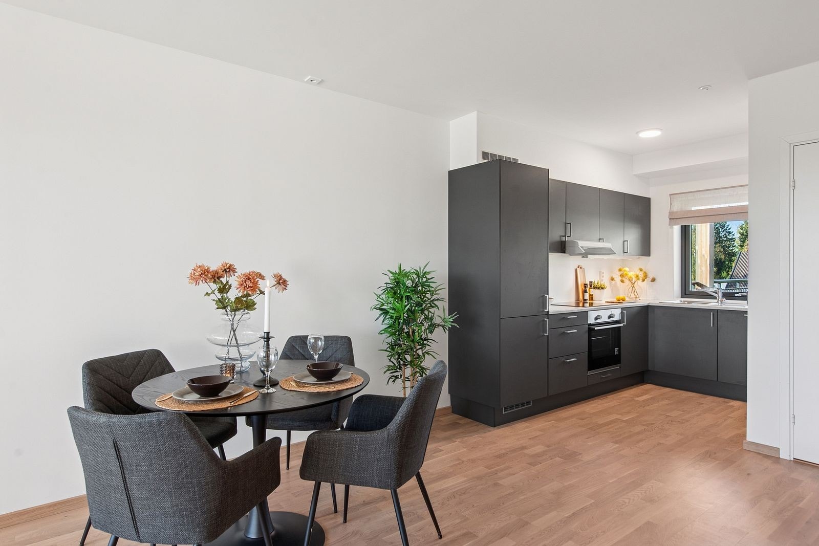 Stuen har plass til både sofa- og spisegruppe. Vannbåren gulvvarme for ekstra komfort. Galleribilde