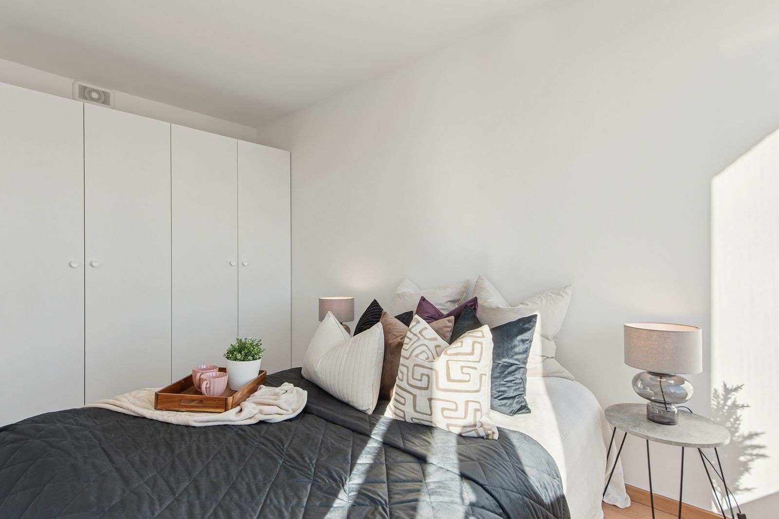 Leiligheten har to soverom. Begge rommene er utstyrt med garderobeskap og elektrisk panelovn. Galleribilde