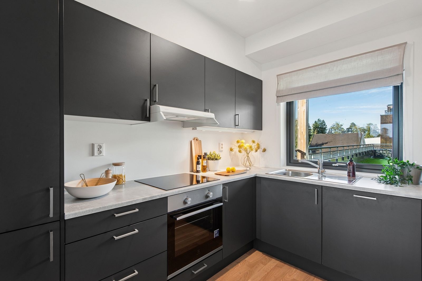 Stilig kjøkken fra Sigdal med god benk- og skapplass. Kjøkkenet er utstyrt med stekeovn, platetopp, oppvaskmaskin og kjøle-/fryseskap. Galleribilde