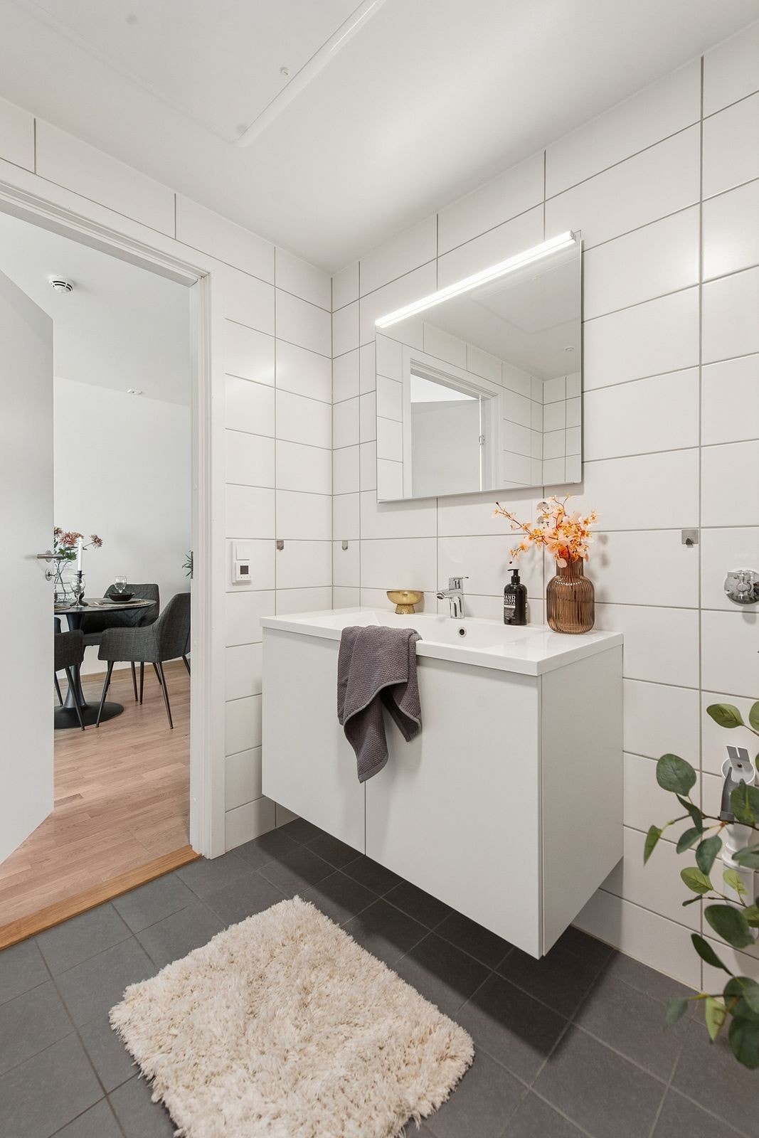 Pent bade med fliser på gulv og vegger og gulvvarme. Galleribilde