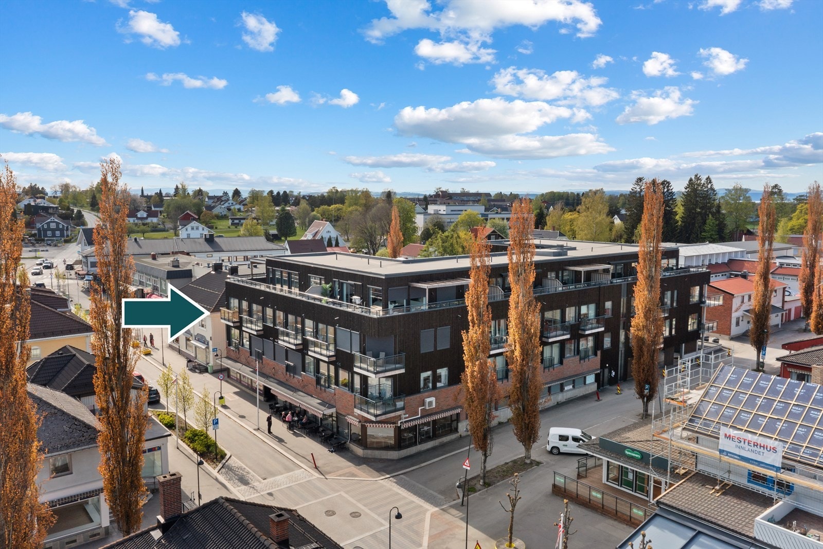 Det er kun 3 min gange til Stange stasjon, som tar deg direkte til Hamar, Gardermoen og Oslo. Galleribilde