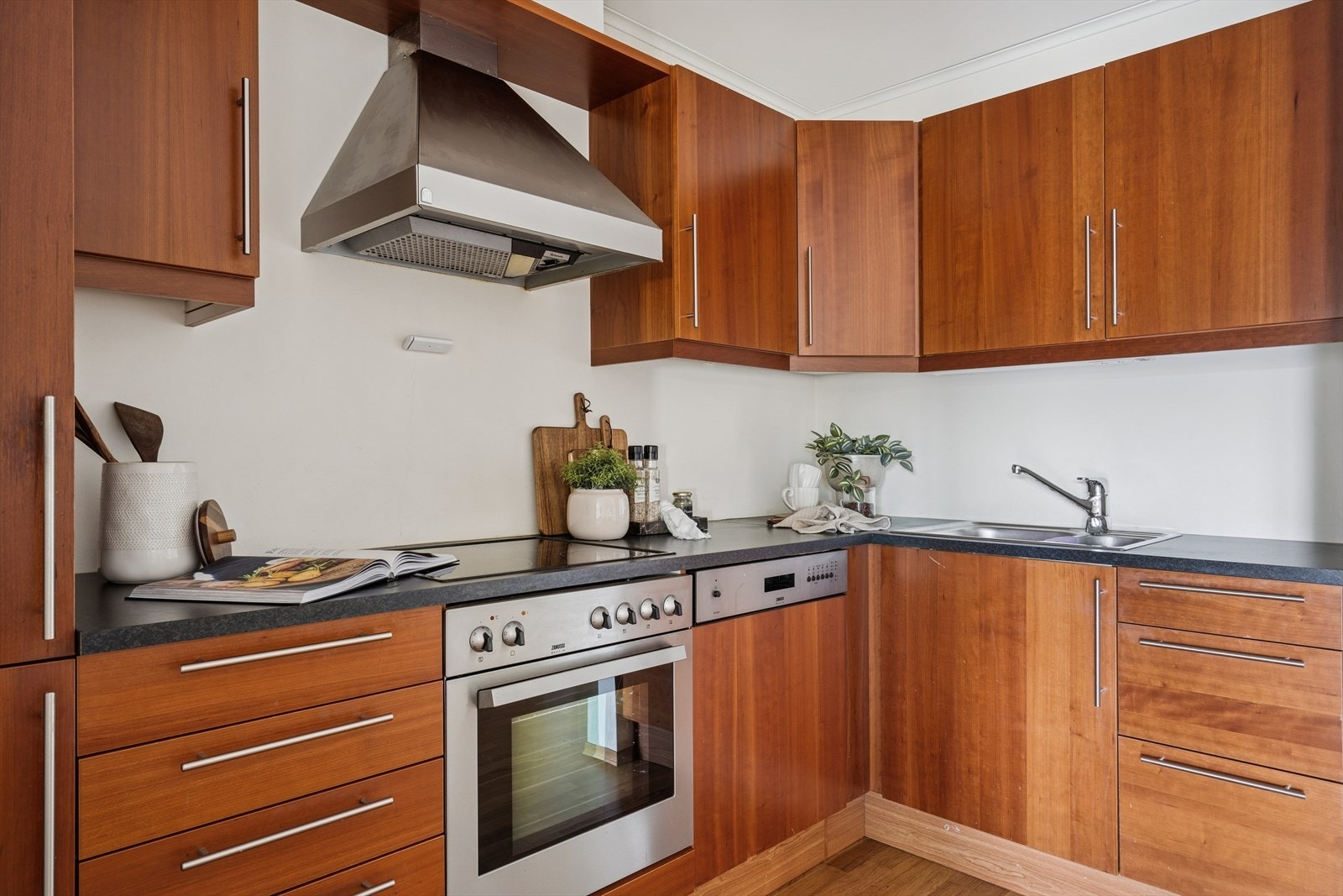 Kjøkken som har godt med skap- og benkeplass. Galleribilde