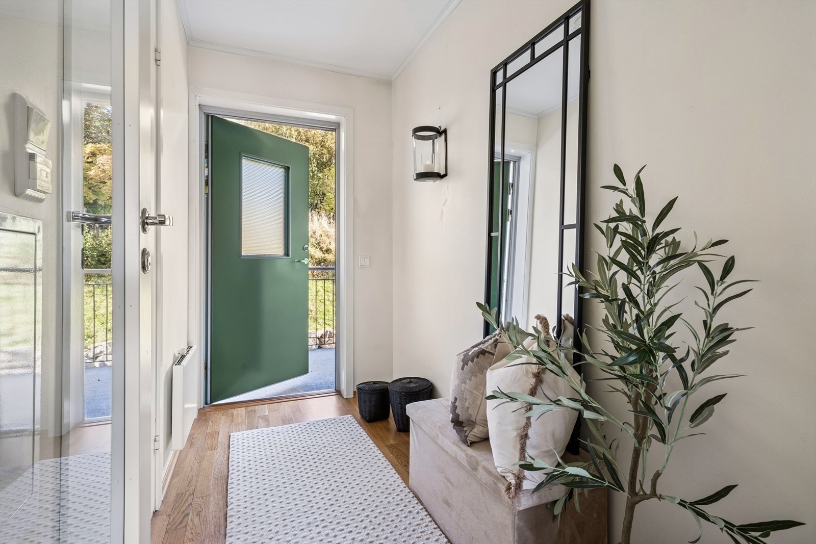 Her ønskes man velkommen inn i en romslig og innbydende entré med plass til å henge fra seg yttertøy og sette fra seg sko. Galleribilde