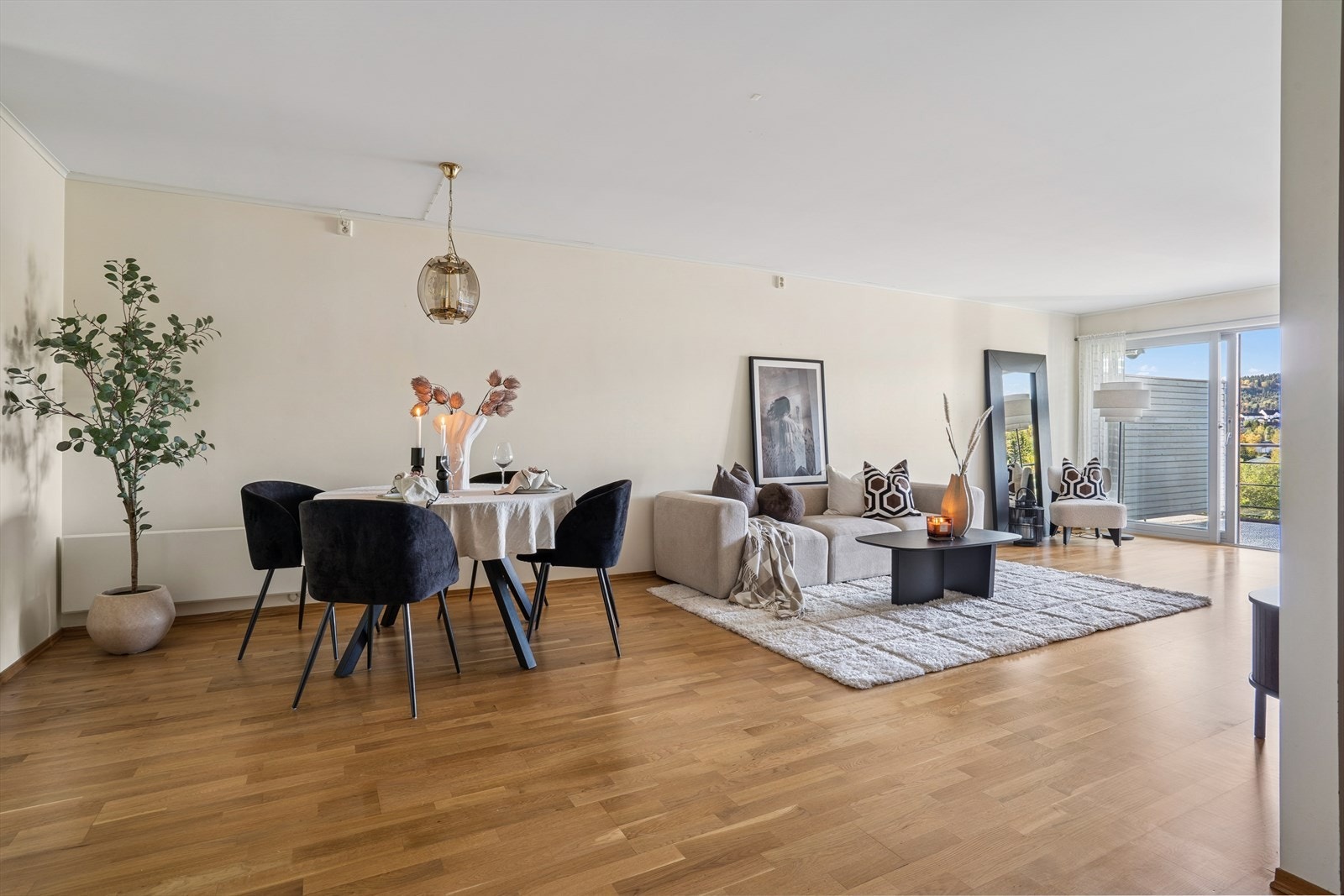 Stue/spisestue på hele 33 m². Galleribilde