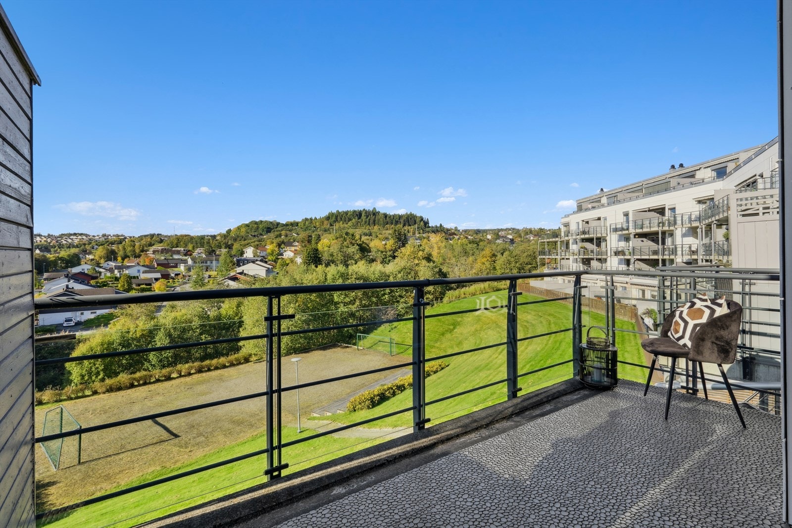 Balkong til stor glede på gode og varme sommerdager. Galleribilde