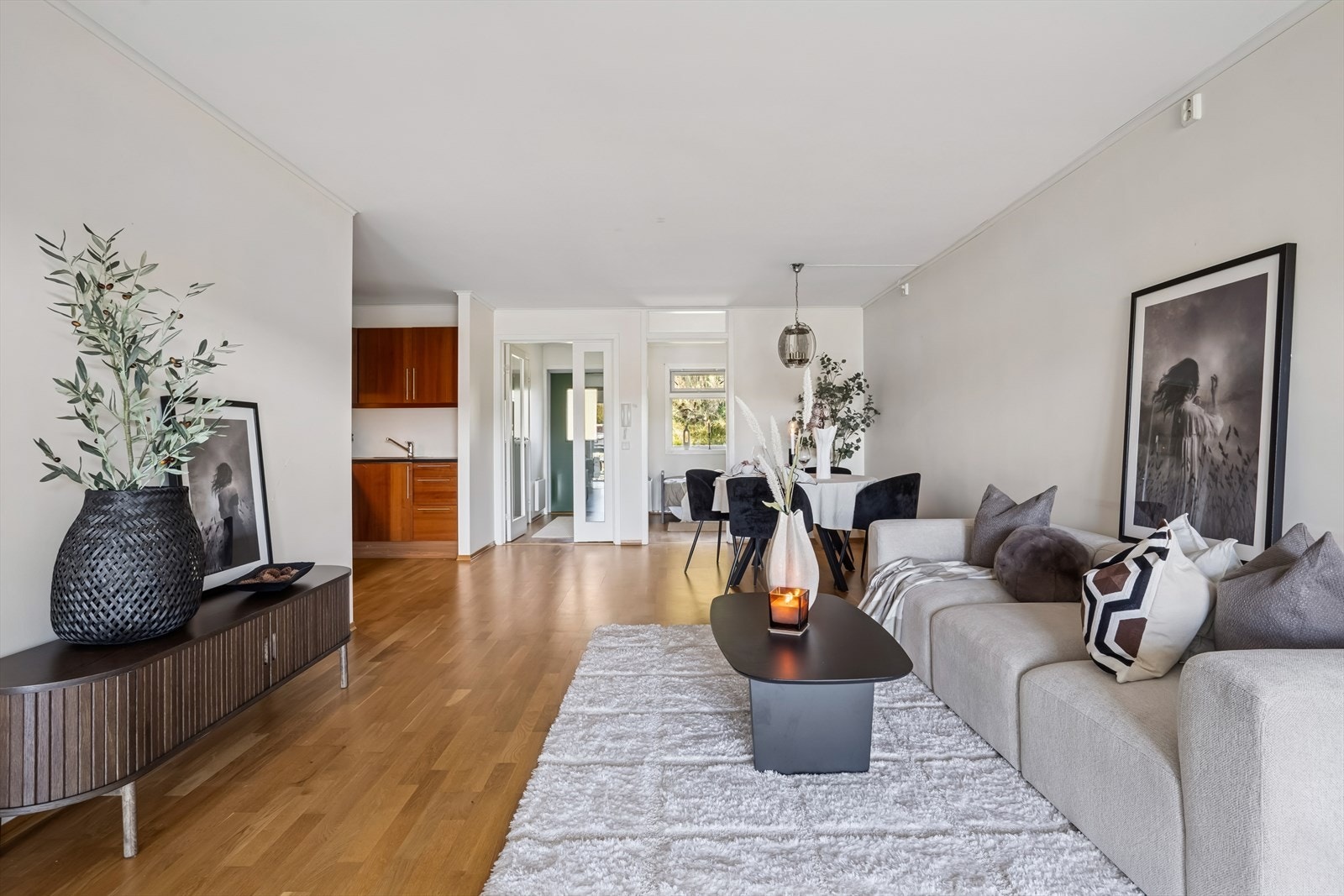 Fin og romslig stue/spisestue med store vindusflater som slipper inn mye naturlig lys. Galleribilde