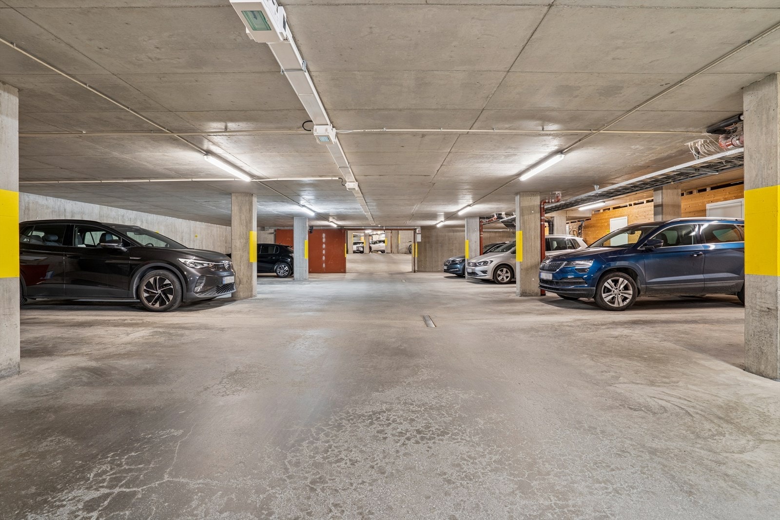 Parkeringsplass og bod medfølger boligseksjonen i felles parkeringskjeller. Galleribilde