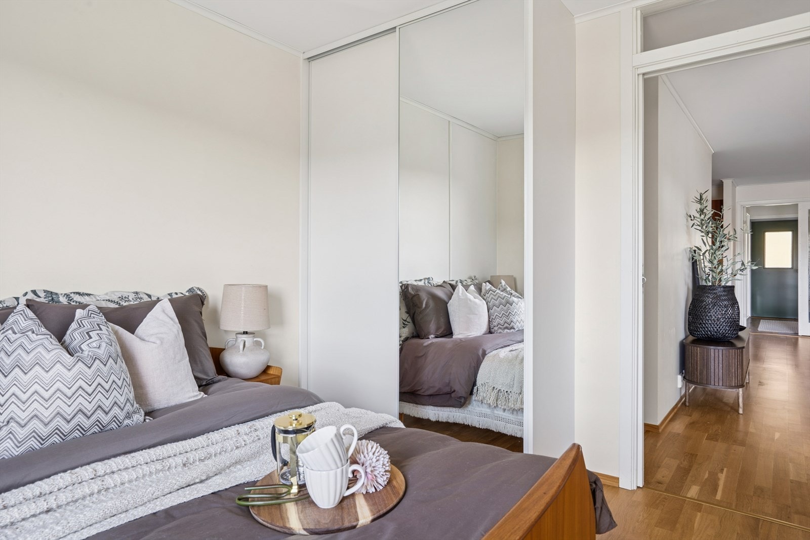 God garderobeløsning på rommet med speil-/skyvedørsgarderobe. Galleribilde