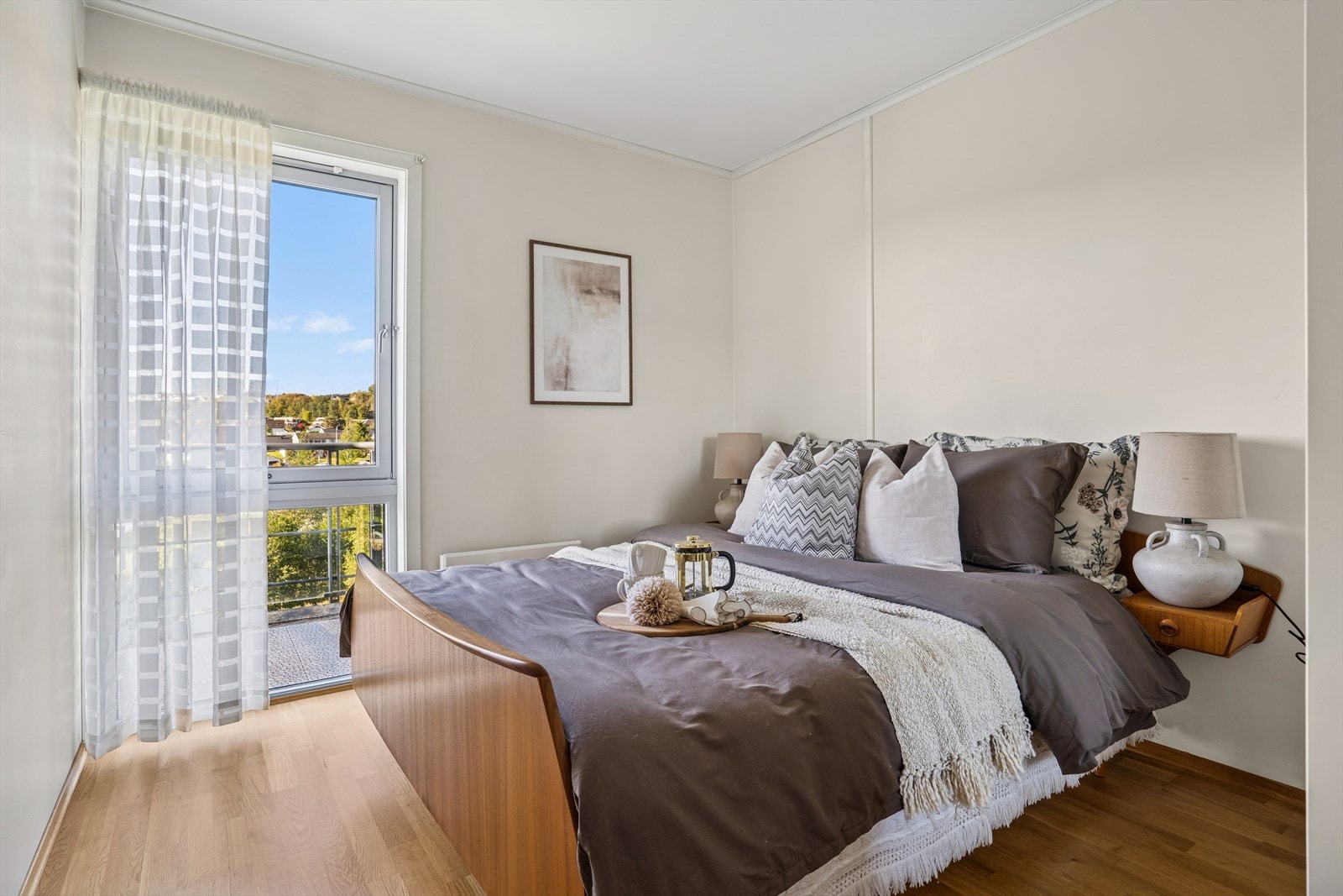 Lyst og pent soverom med plass til dobbeltseng og nattbord. Galleribilde