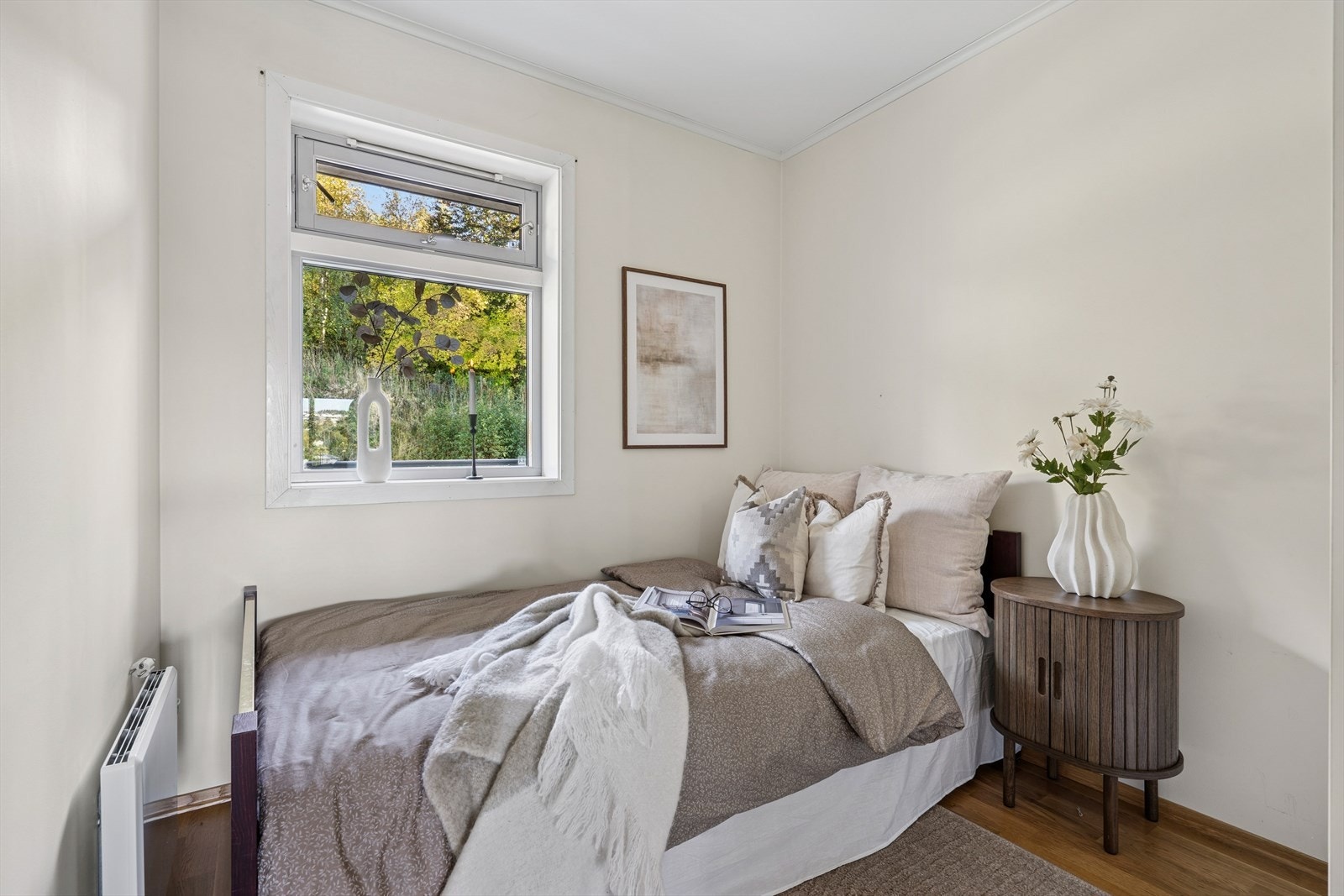 Lyst og innbydende soverom med rolige farger og naturlig dagslys, et perfekt sted for hvile og ro. Galleribilde