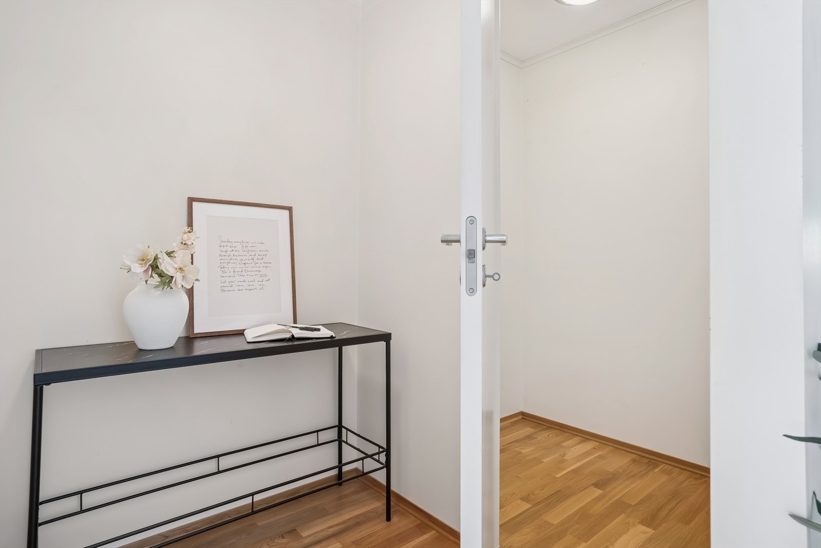 Disp. rom/kontor med inngang til lagerbod. Galleribilde