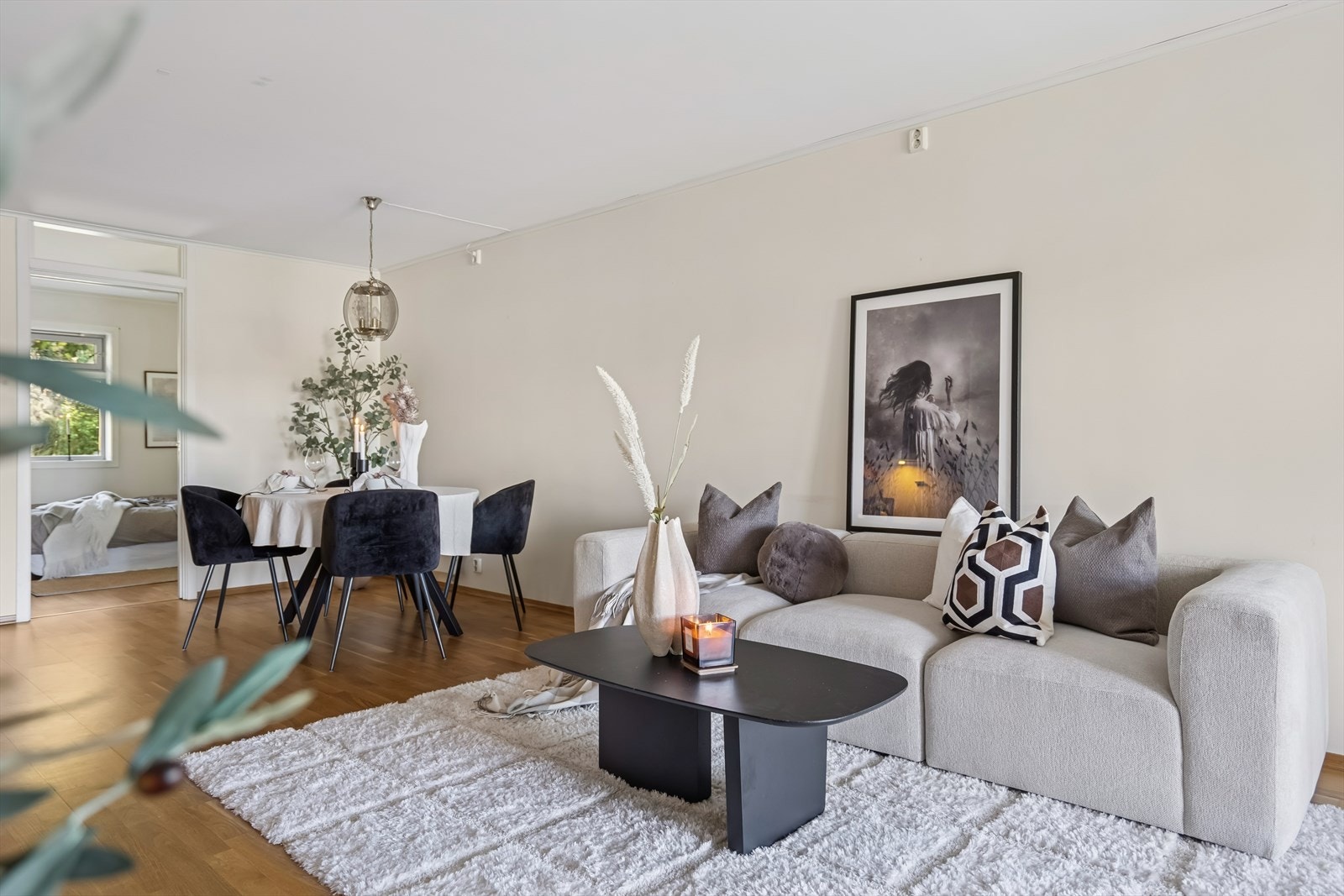 Stuens gode størrelse gir deg flere alternativer mtp møblering. Plass til både sofagruppe, kosekrok og spisegruppe som du kan dekke på og invitere inn til sosiale sammenkomster og hyggelige måltider. Galleribilde