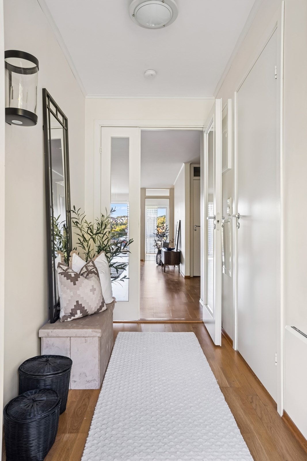 Innenfor hoveddøren gir entrèen et meget godt førsteinntrykk, og som får deg til å følge deg hjemme fra første stund. Galleribilde