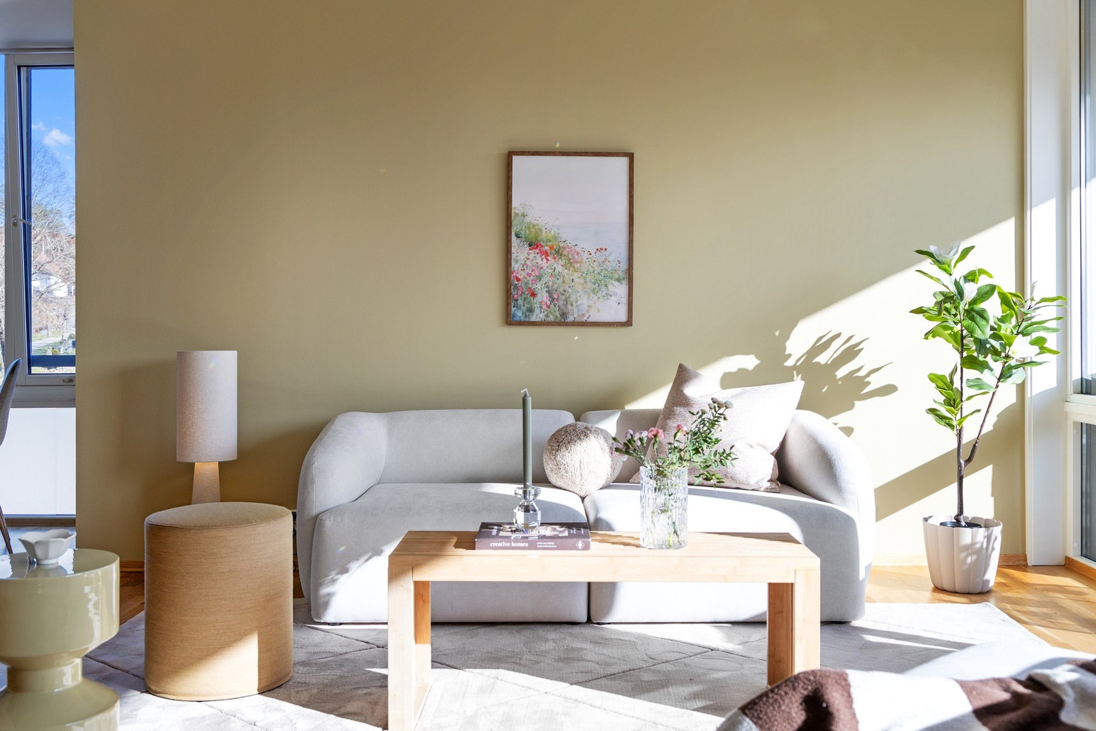 Koselig sone med naturlig lys og fine fargetoner. Galleribilde