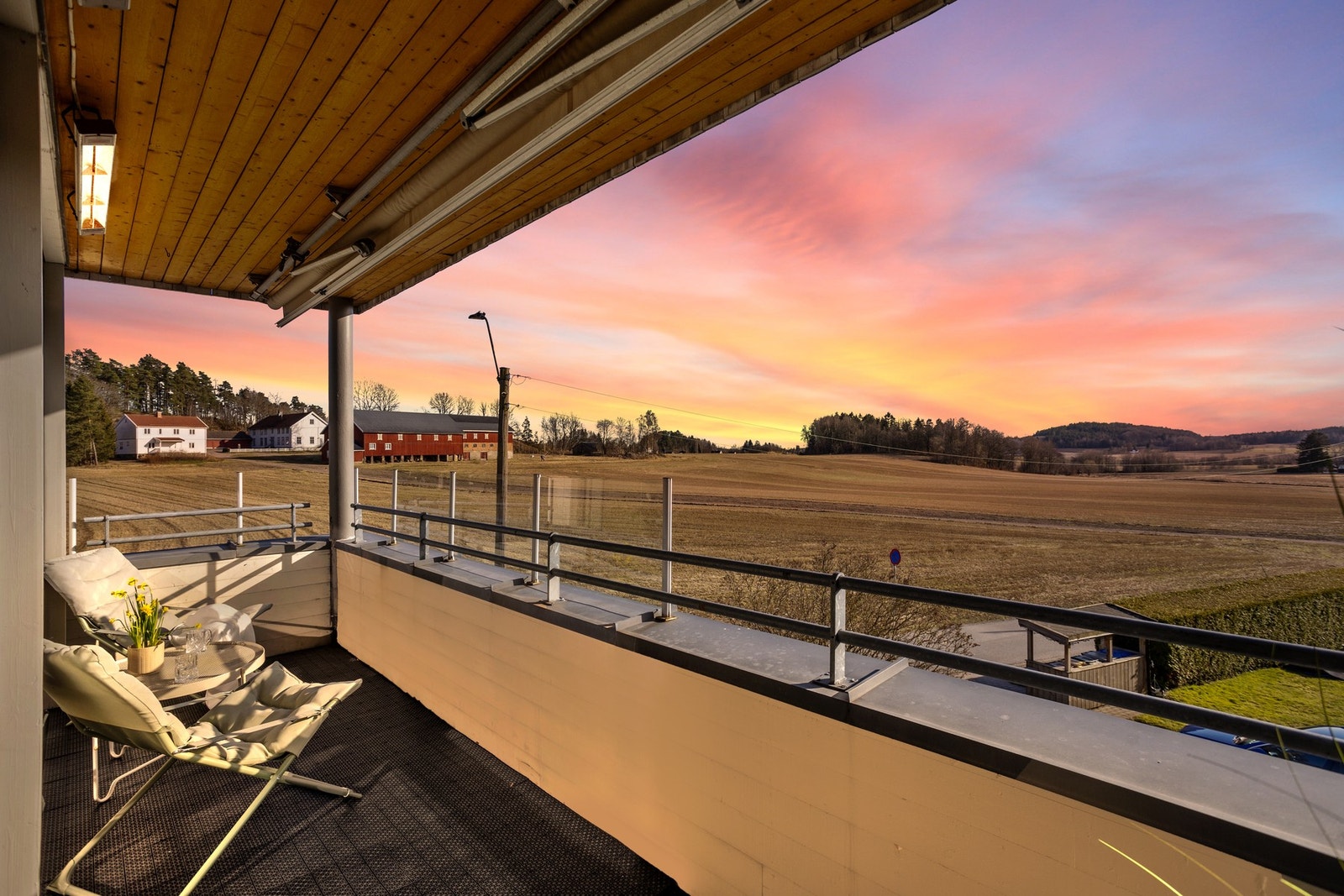 En sentralt beliggende leilighet i 2. etasje - med flott utsikt utover landlige omgivelser fra balkongen. Galleribilde