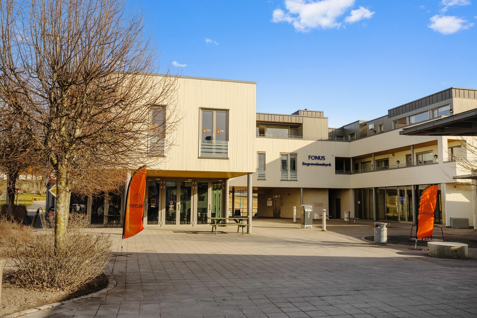 Lilletorget - her finner du blant annet tannlege, frisør, optiker, restaurant og mer. Galleribilde