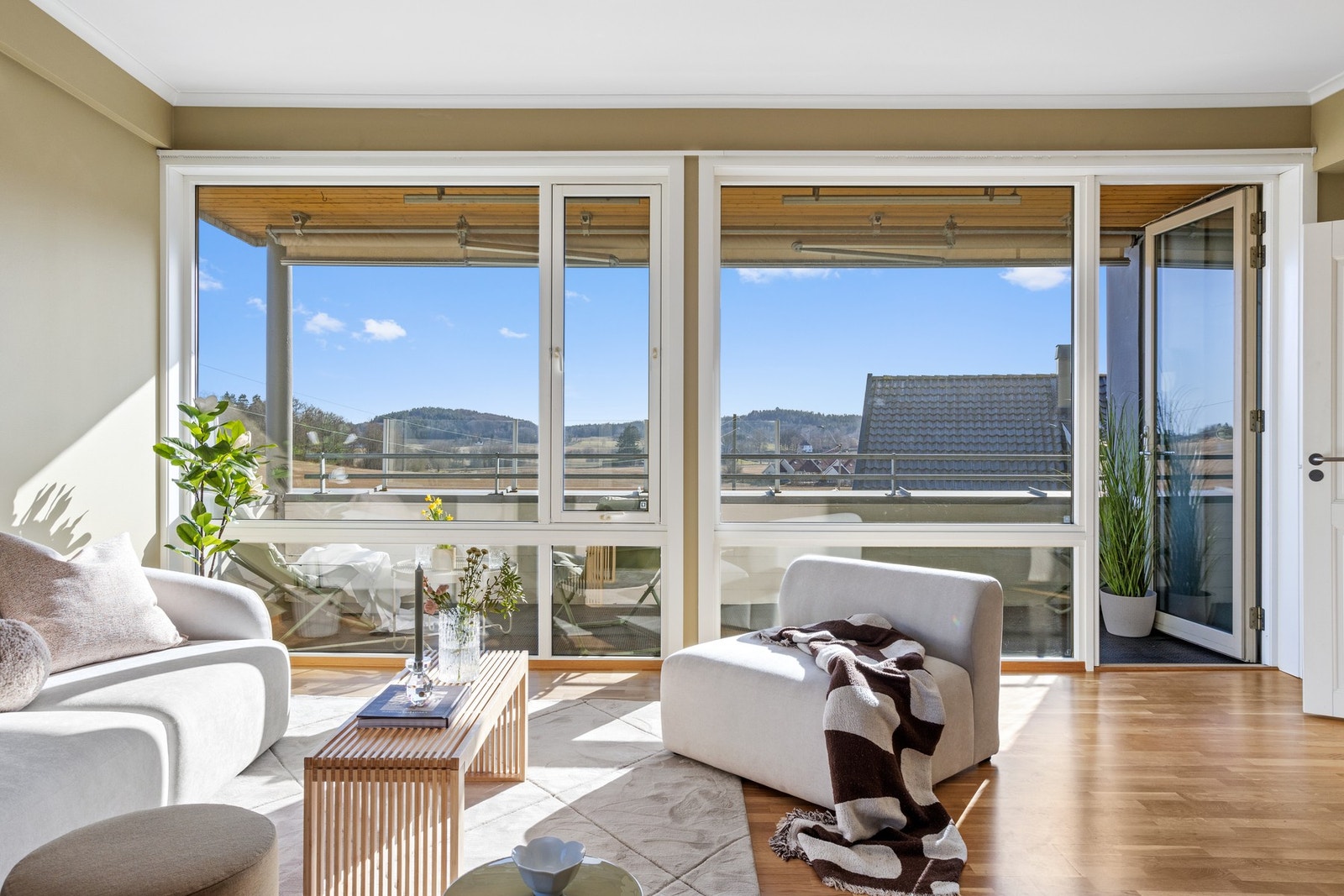 Store vindusflater og direkte utgang til balkong. Galleribilde