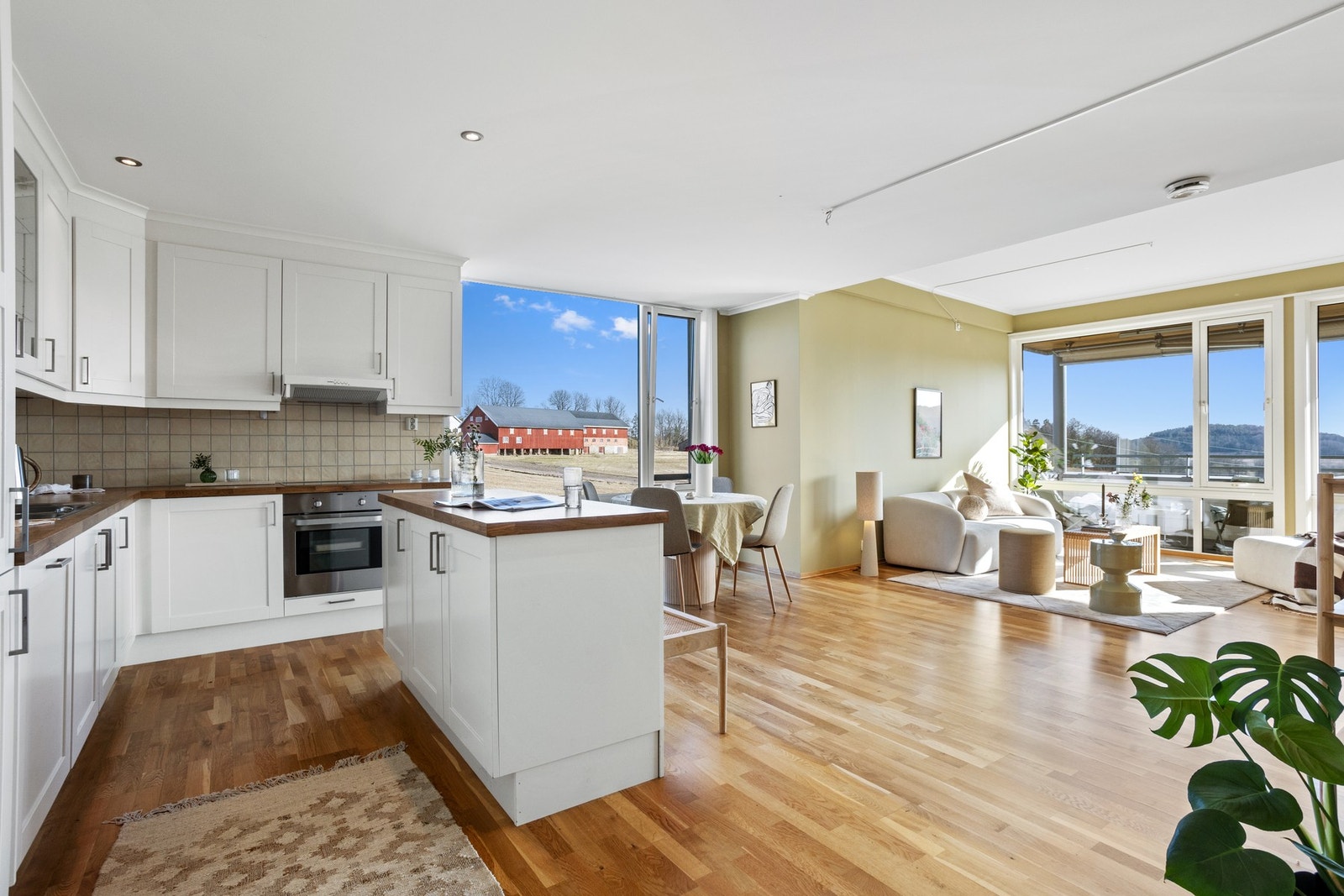 Åpen stue- og kjøkken-løsning gir en romslig følelse i leiligheten. Galleribilde