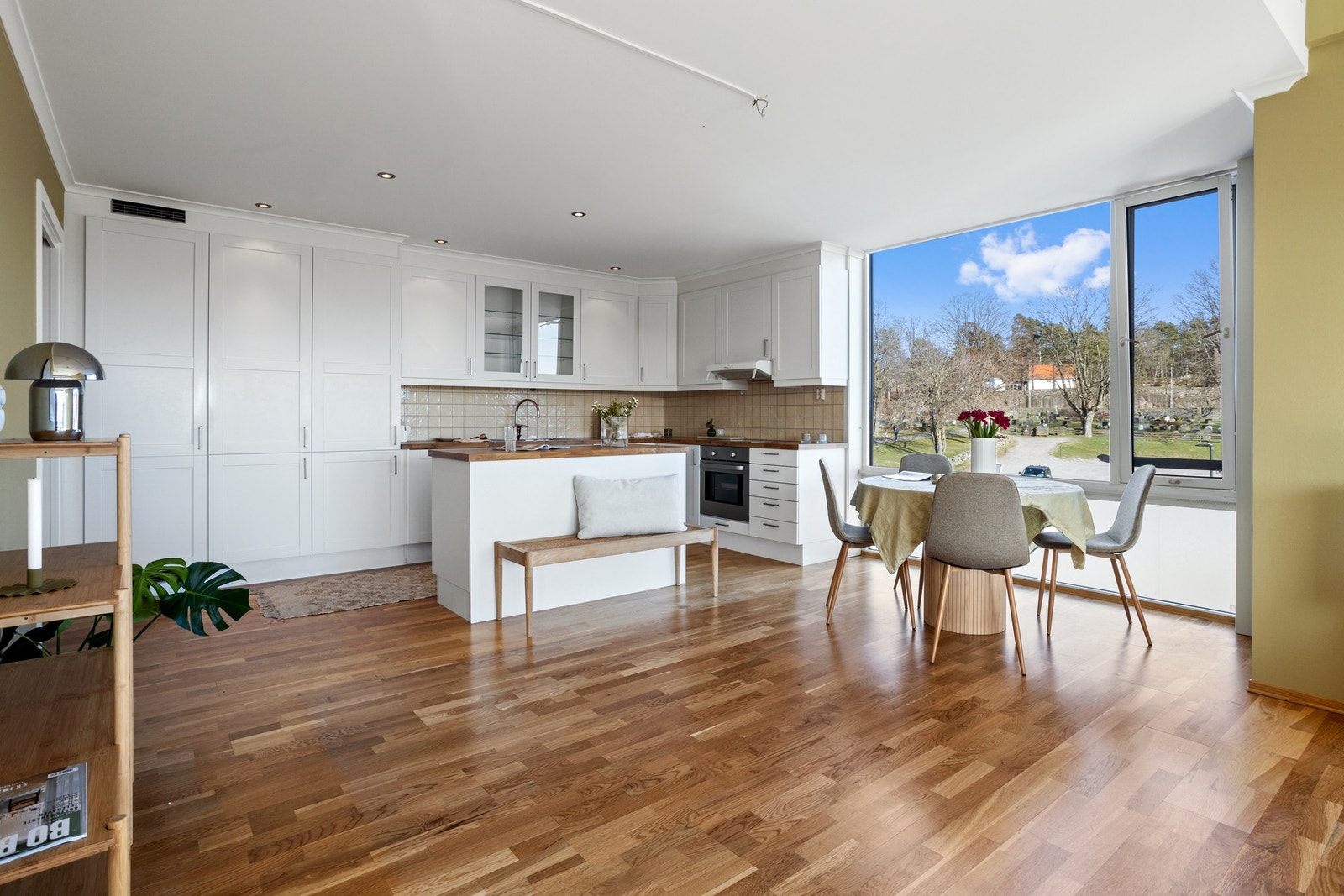 Kjøkkenet har kjøkkenøy, godt med skapplass og plass til et spisebord. Galleribilde