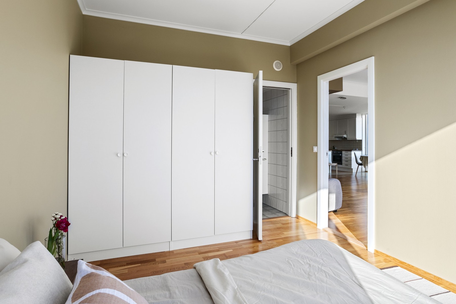 Det er innredet garderobeskap og er direkte adkomst til badet. Galleribilde