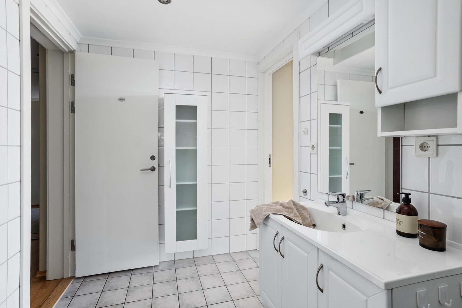 Dør ut til soverommet og til entré. Galleribilde