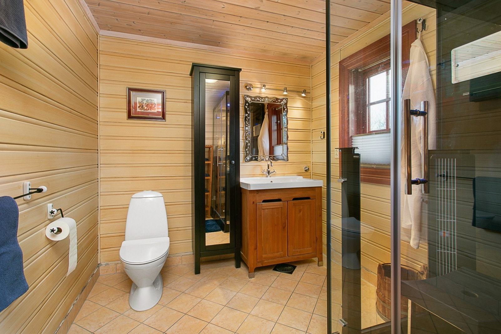 Stort og praktisk bad med elektriske varmekabler i gulvet. Galleribilde