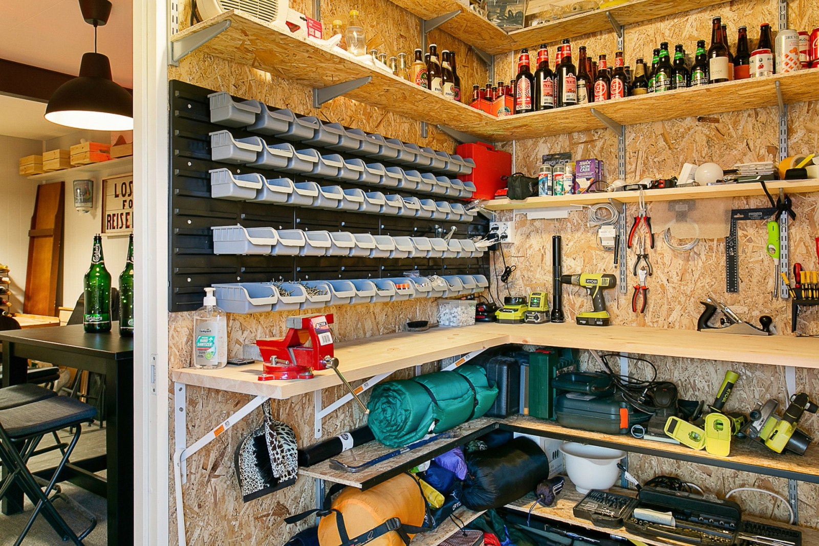 Praktisk snekkerbod med plass til oppbevaring av diverse artikler. Galleribilde