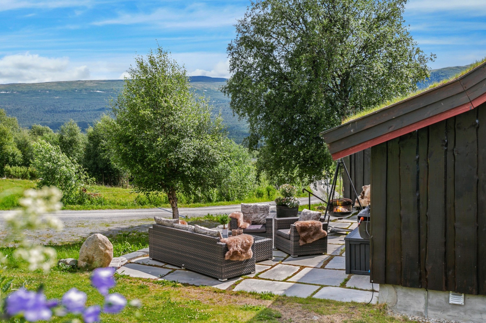 Hytta har flere flotte uteområder som fint kan benyttes både på sommers- og vinterstid. Galleribilde