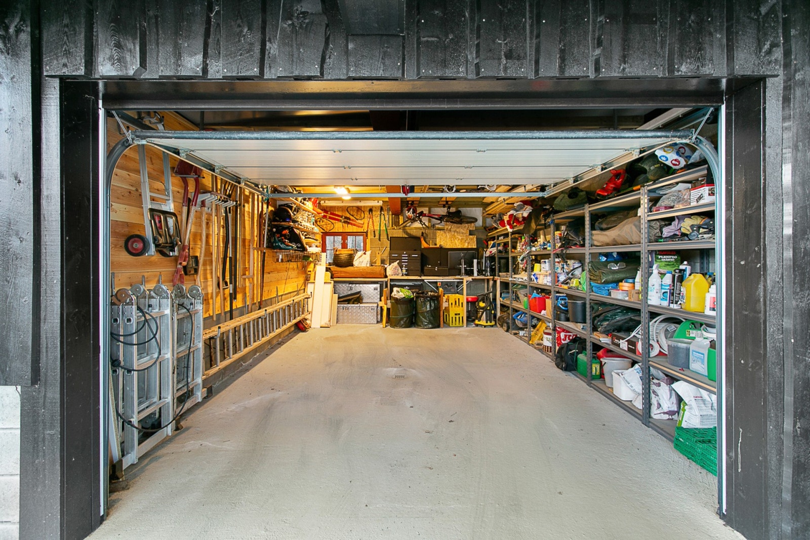 Garasje. Her også er det god plass til oppbevaring. Galleribilde