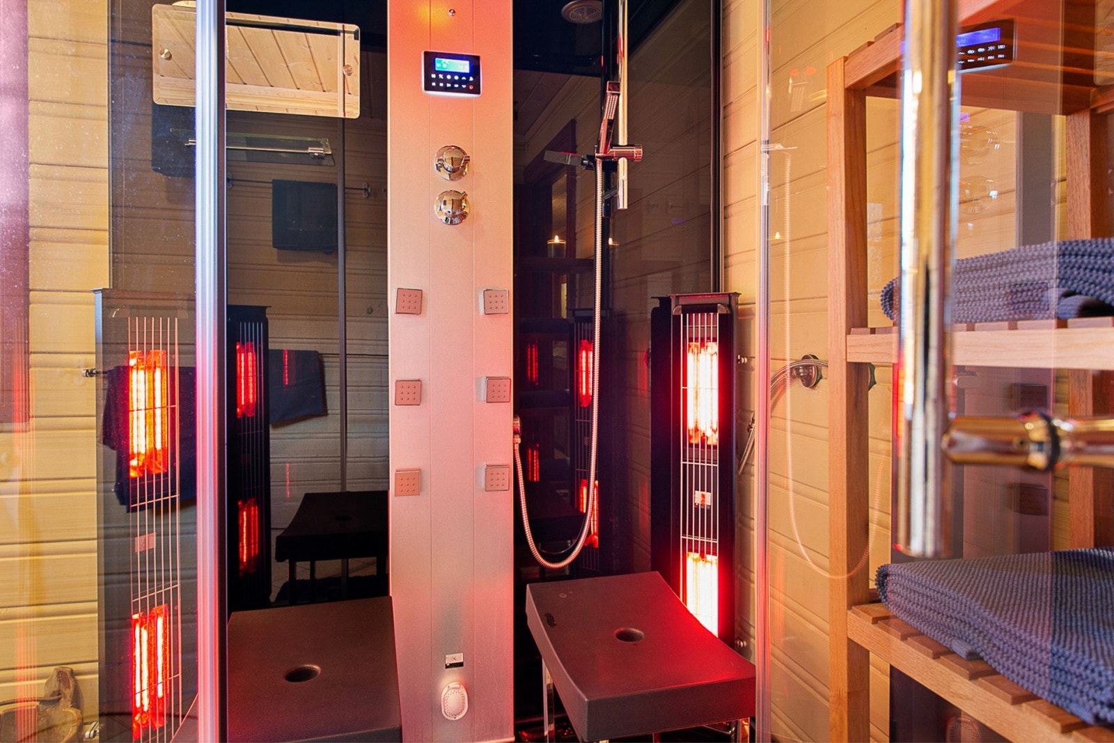 Innredet med steamdusj med infradrød badstue. Galleribilde