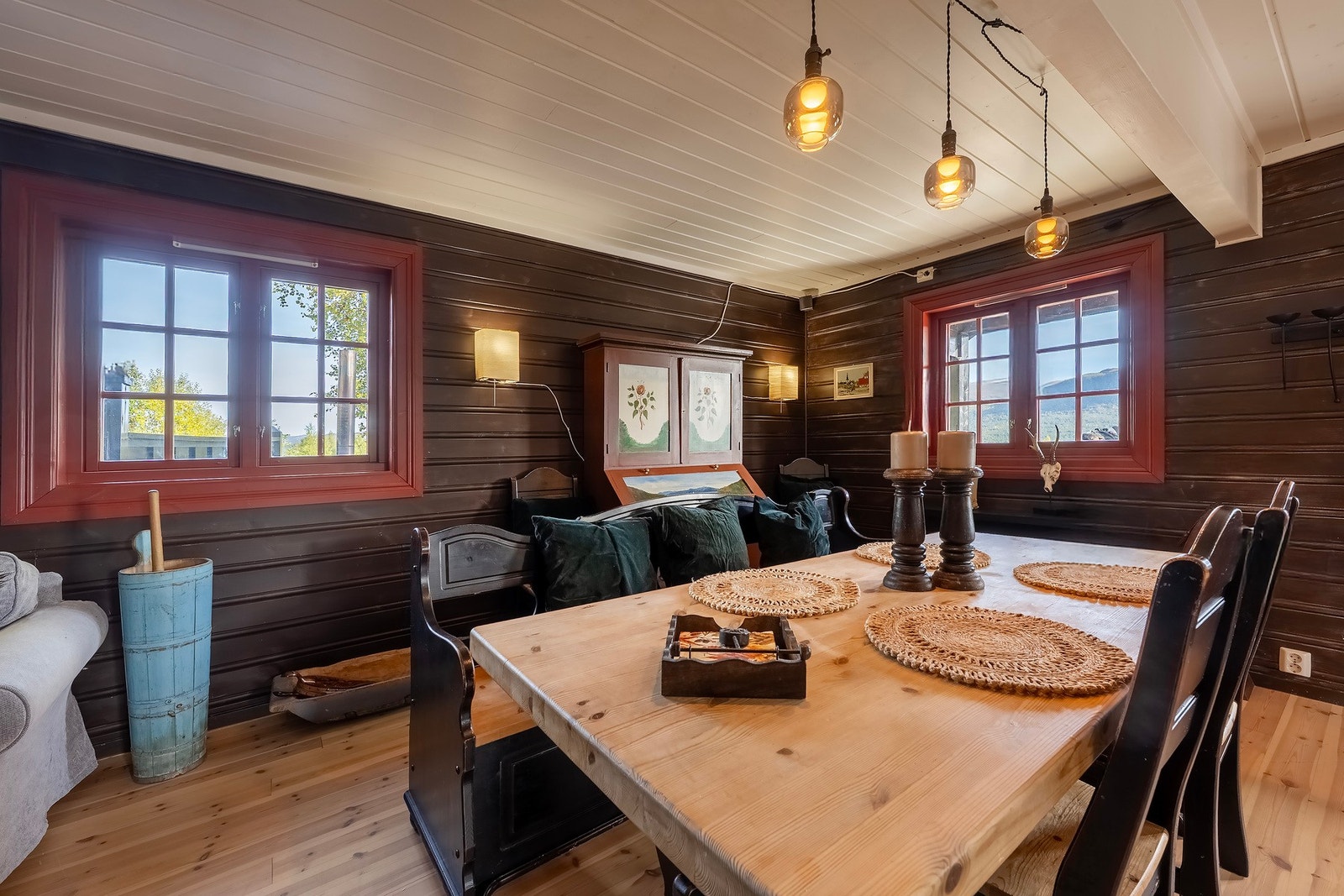 Grunnet den gode planløsningen er det god plass til stor spiseseksjon i rommet. Galleribilde