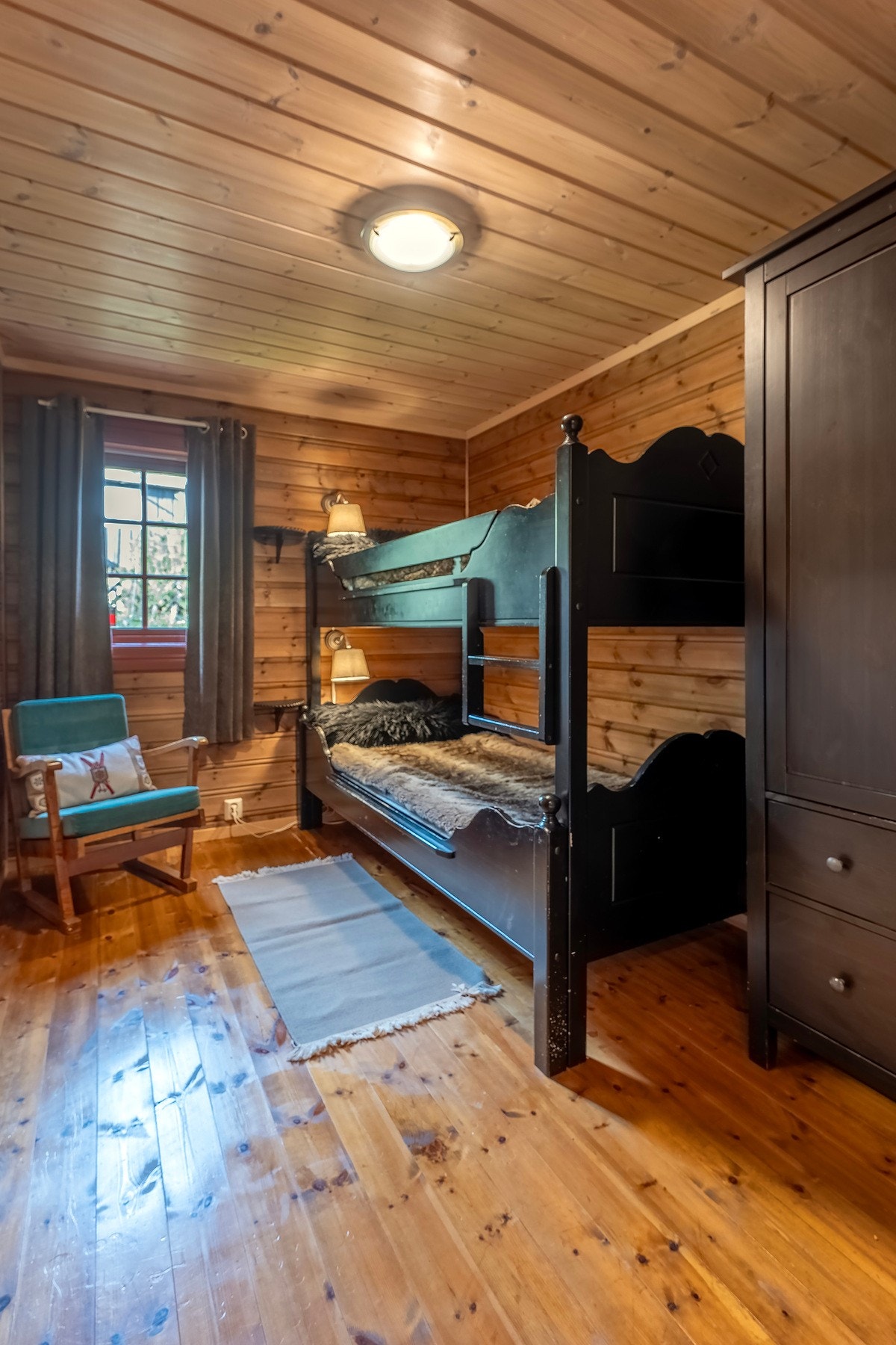 Soverom 2 er også av god størrelse. Det er godt med plass til f.eks dobbeltseng og garderobeskap. Galleribilde