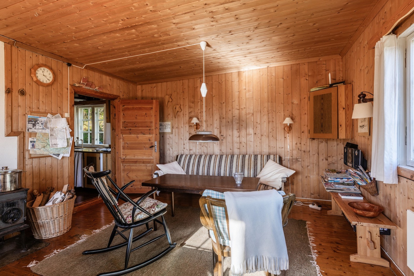 Hytta har en stue med plass til en sofagruppe. Galleribilde