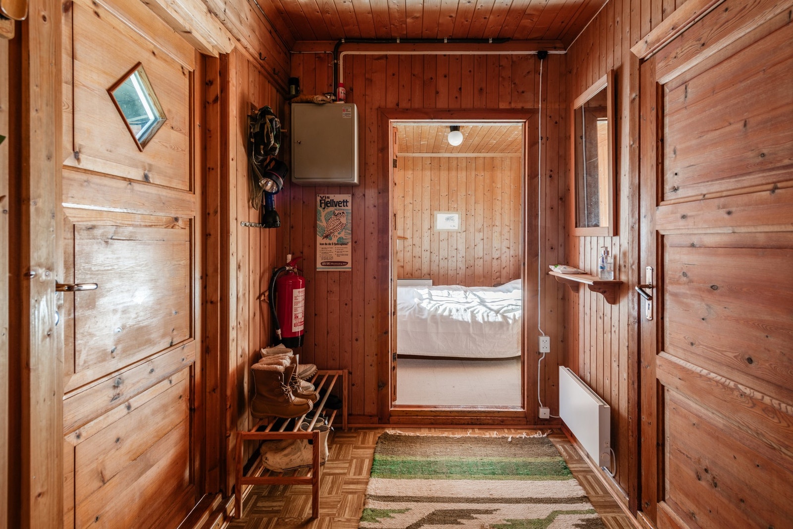 I gangen er det plass til å legge fra seg yttertøyet. Galleribilde