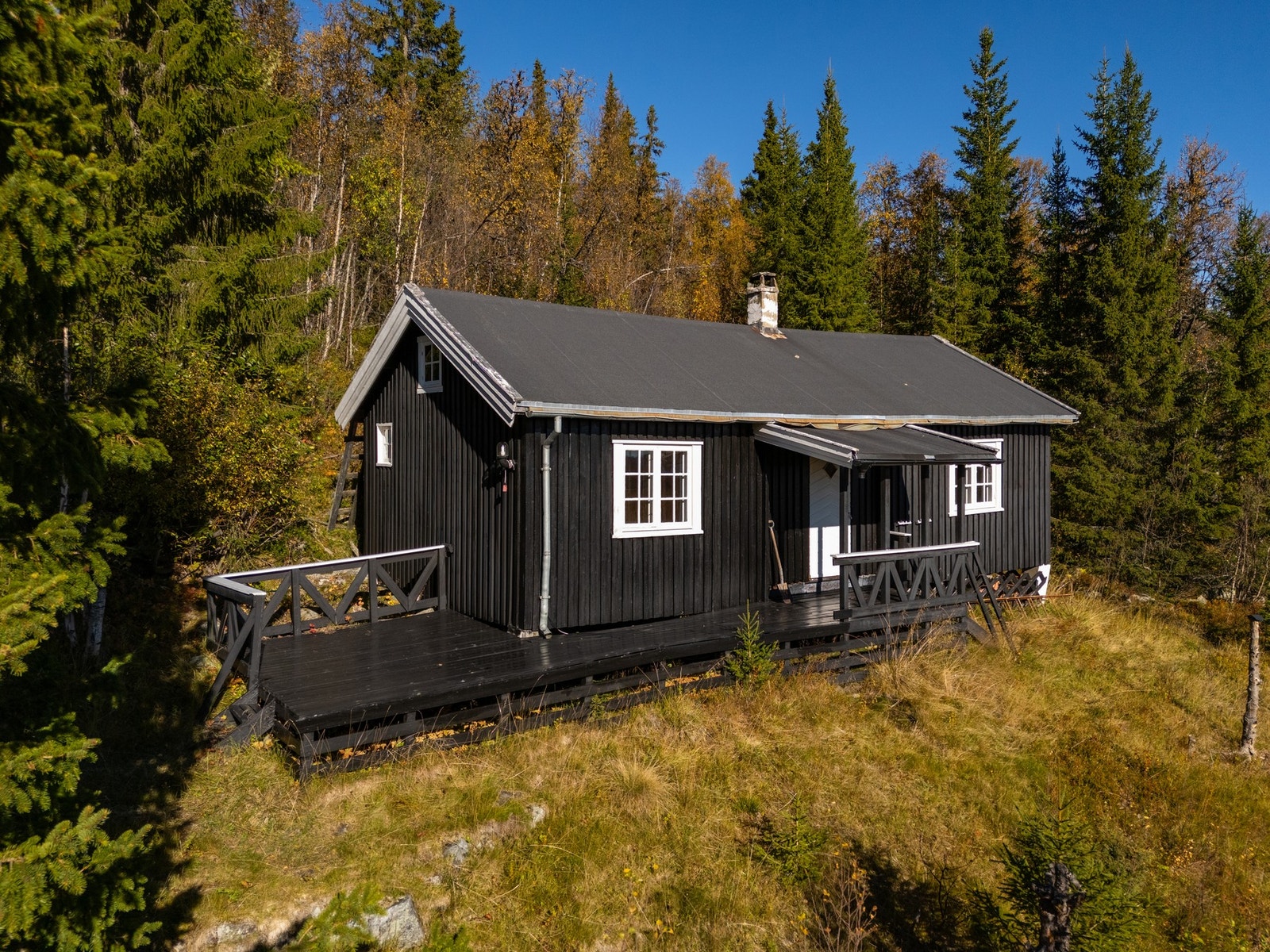 Hytta har en veranda med plass til en sittegruppe. Galleribilde